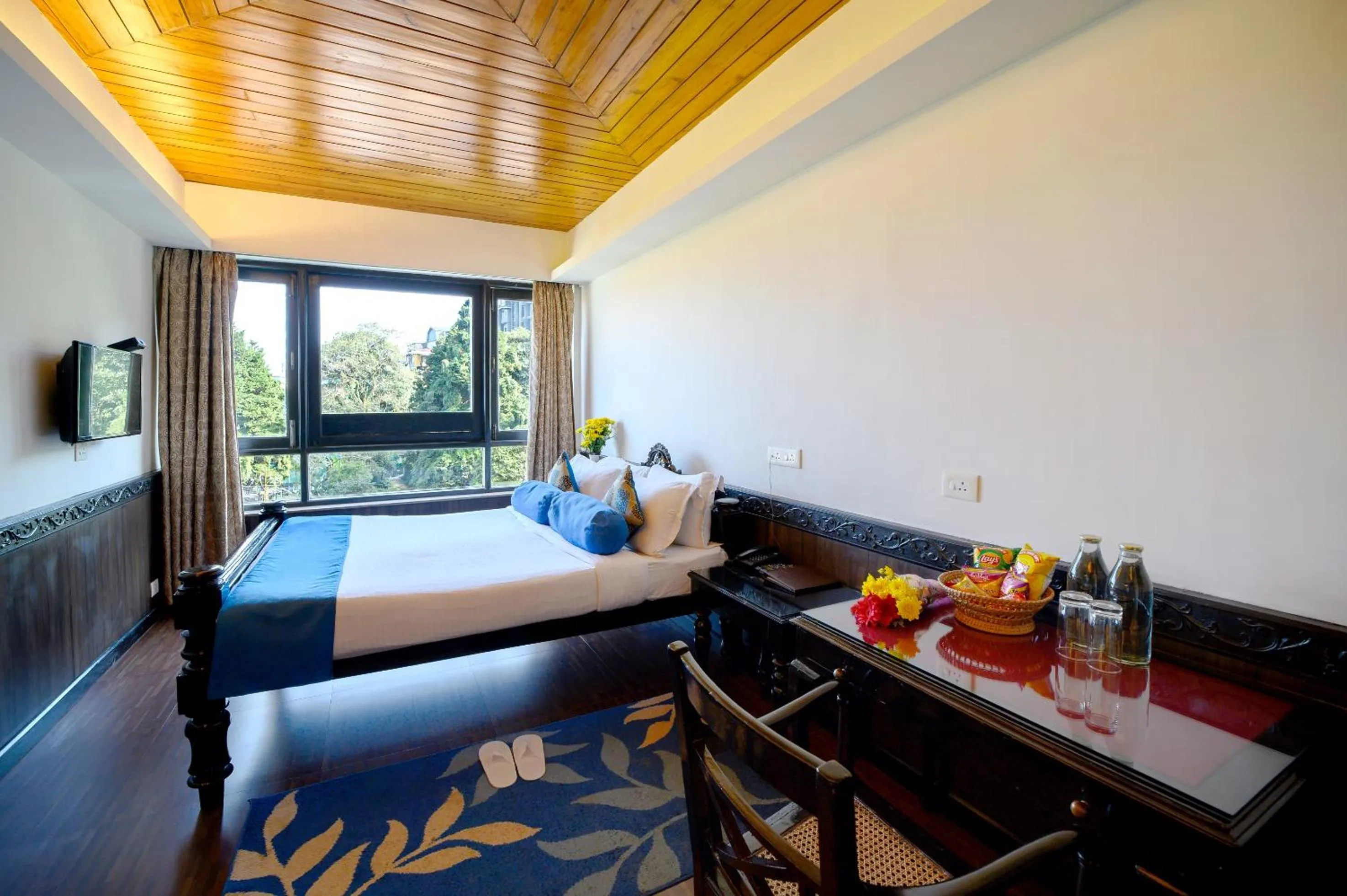 Photo of the whole room, Bed in Sinclairs Darjeeling