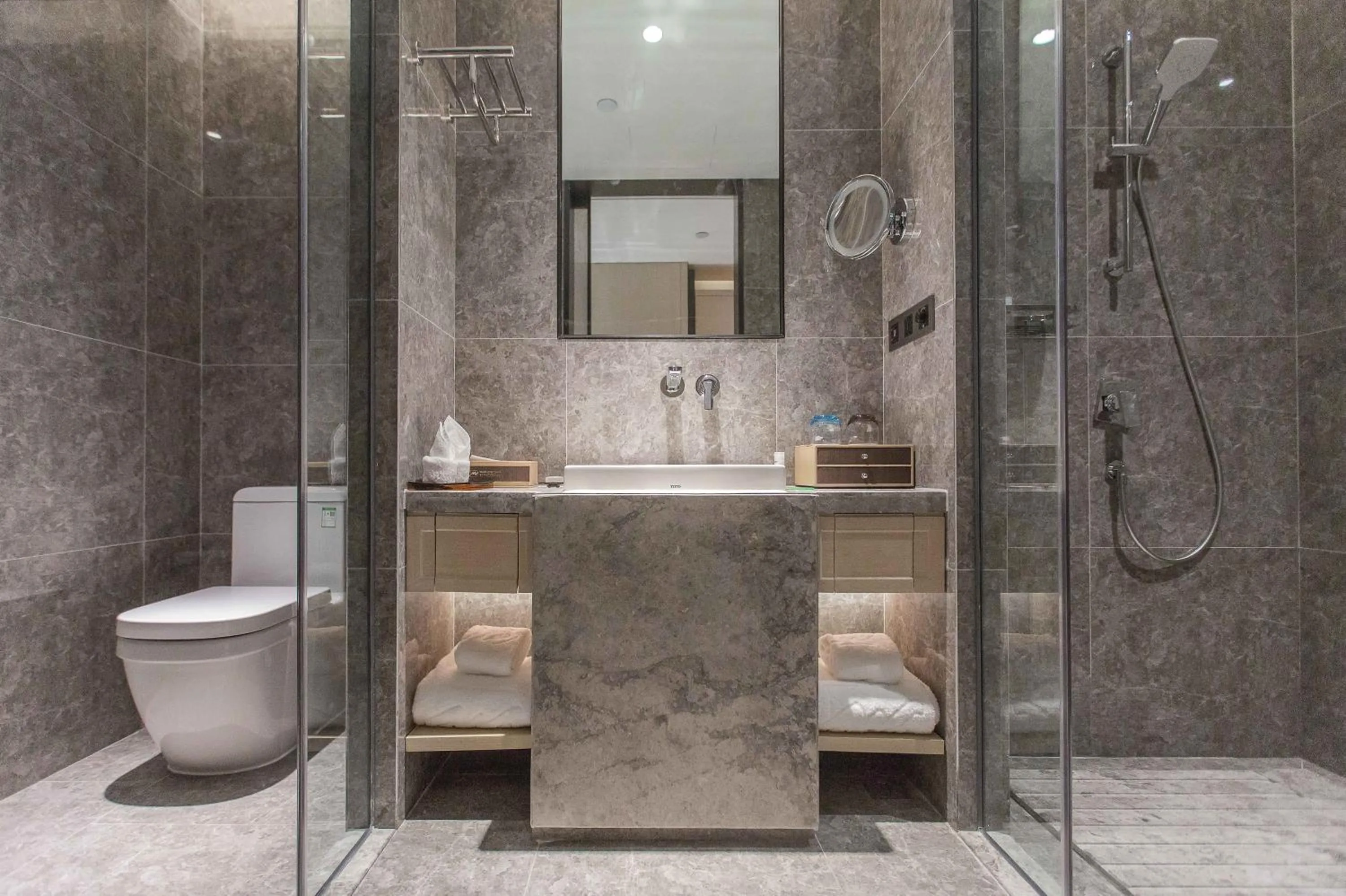 Shower in Chongqing Liyuan Hotel