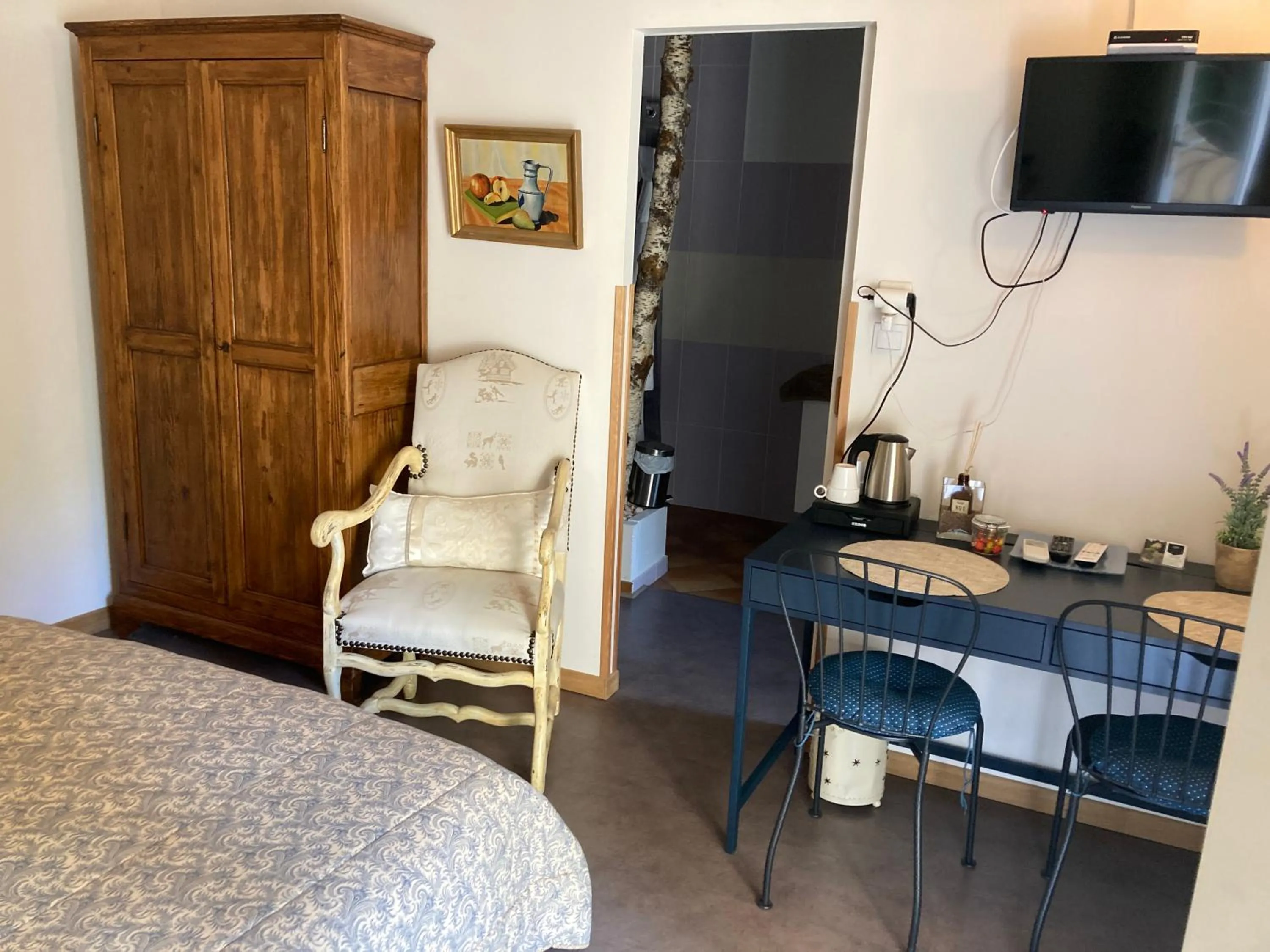 Photo of the whole room, Bed in Le Mas aux Arômes