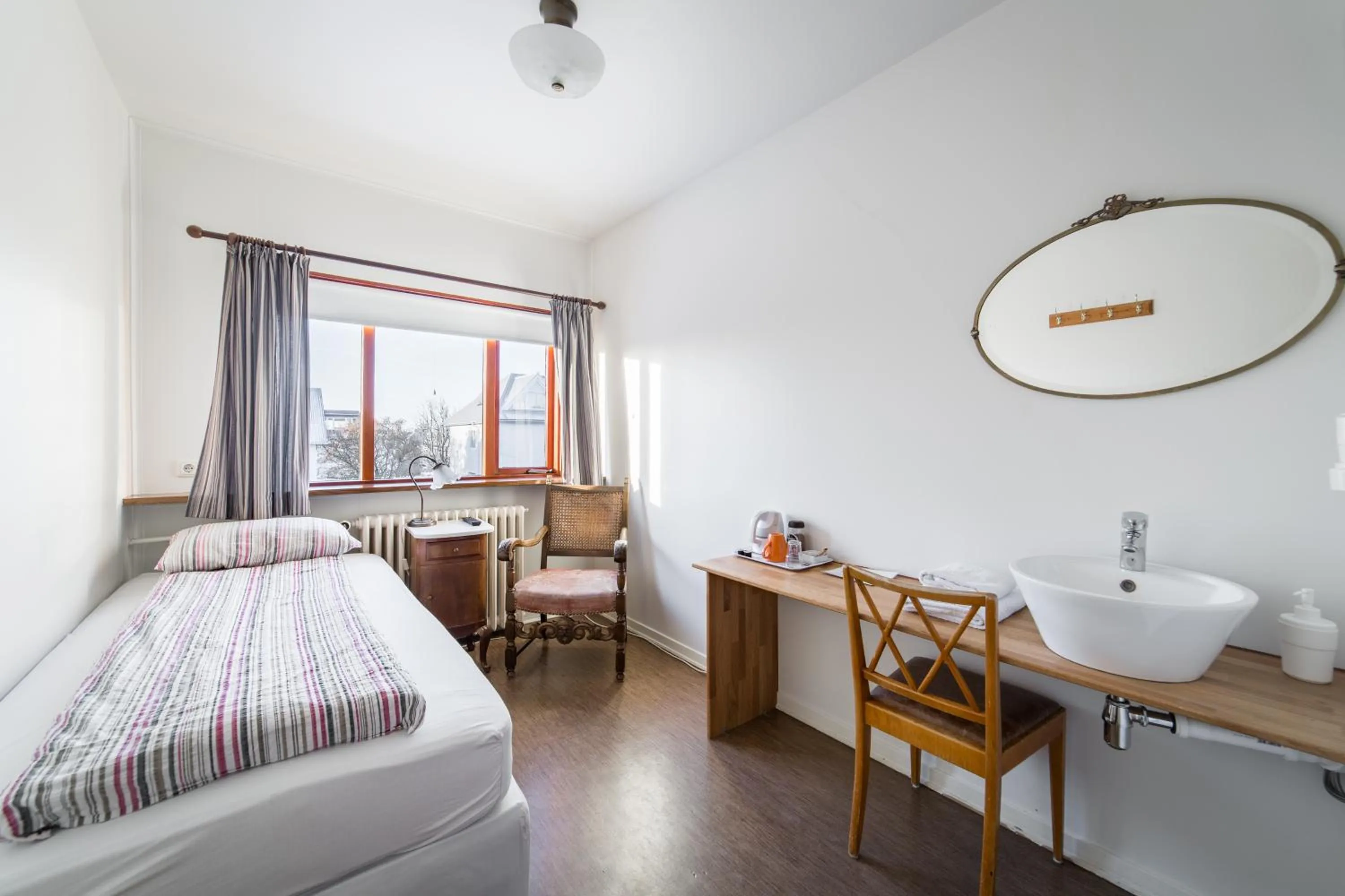 Single Room with Private Bathroom in Eric the Red Guesthouse