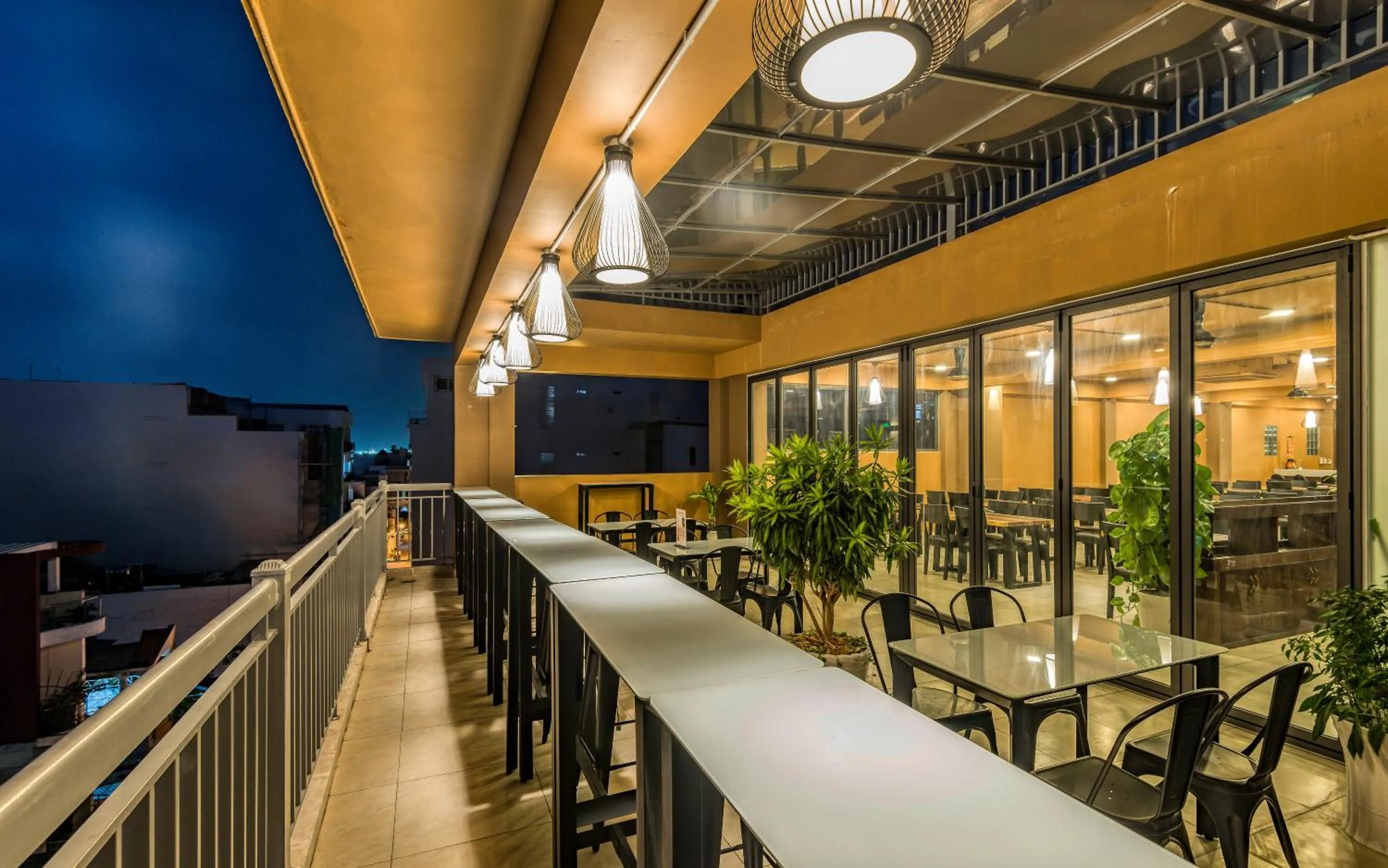 Restaurant/places to eat in Cherry Hotel and Apartment