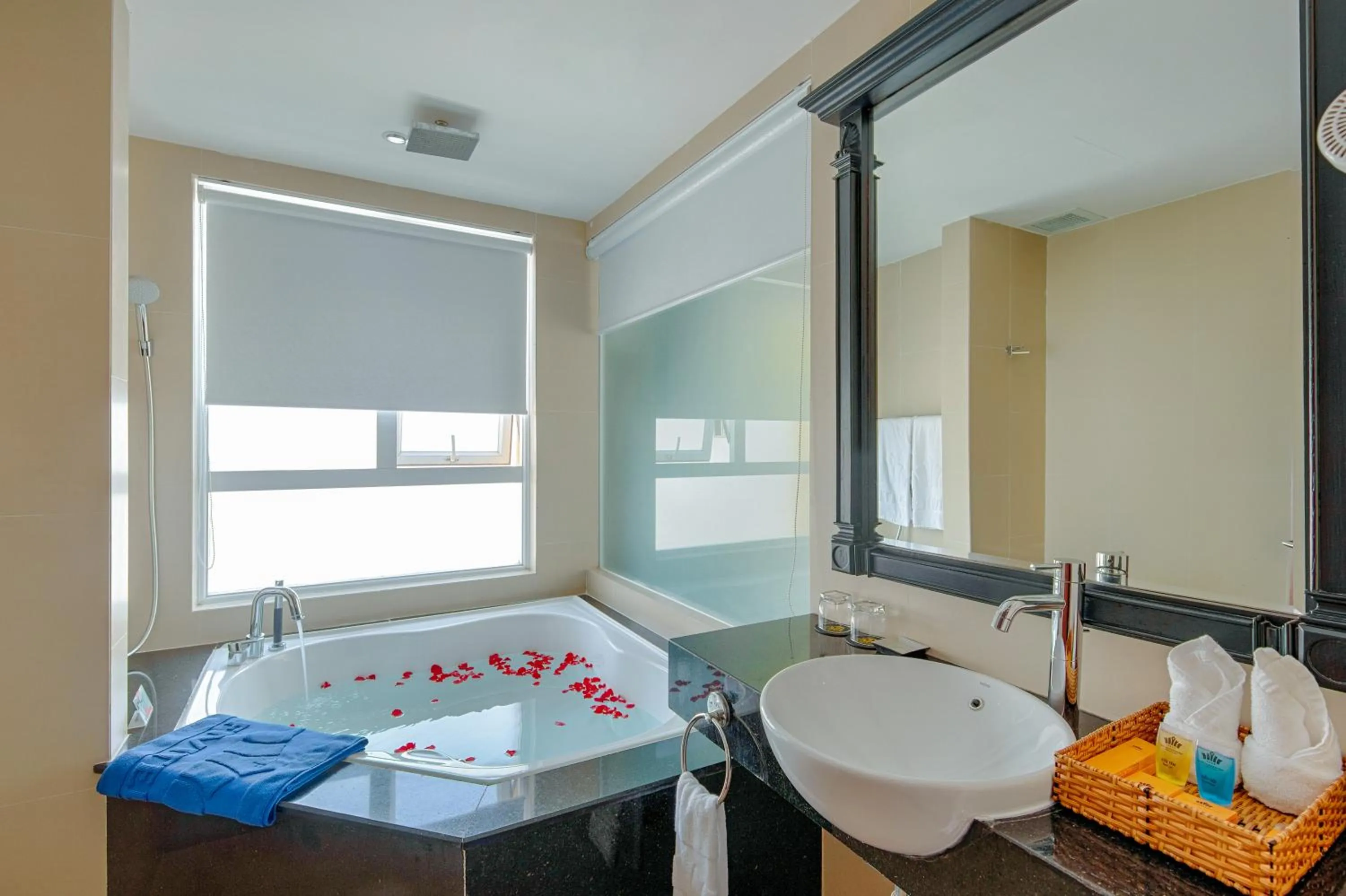 Shower in Fivitel Boutique Da Nang