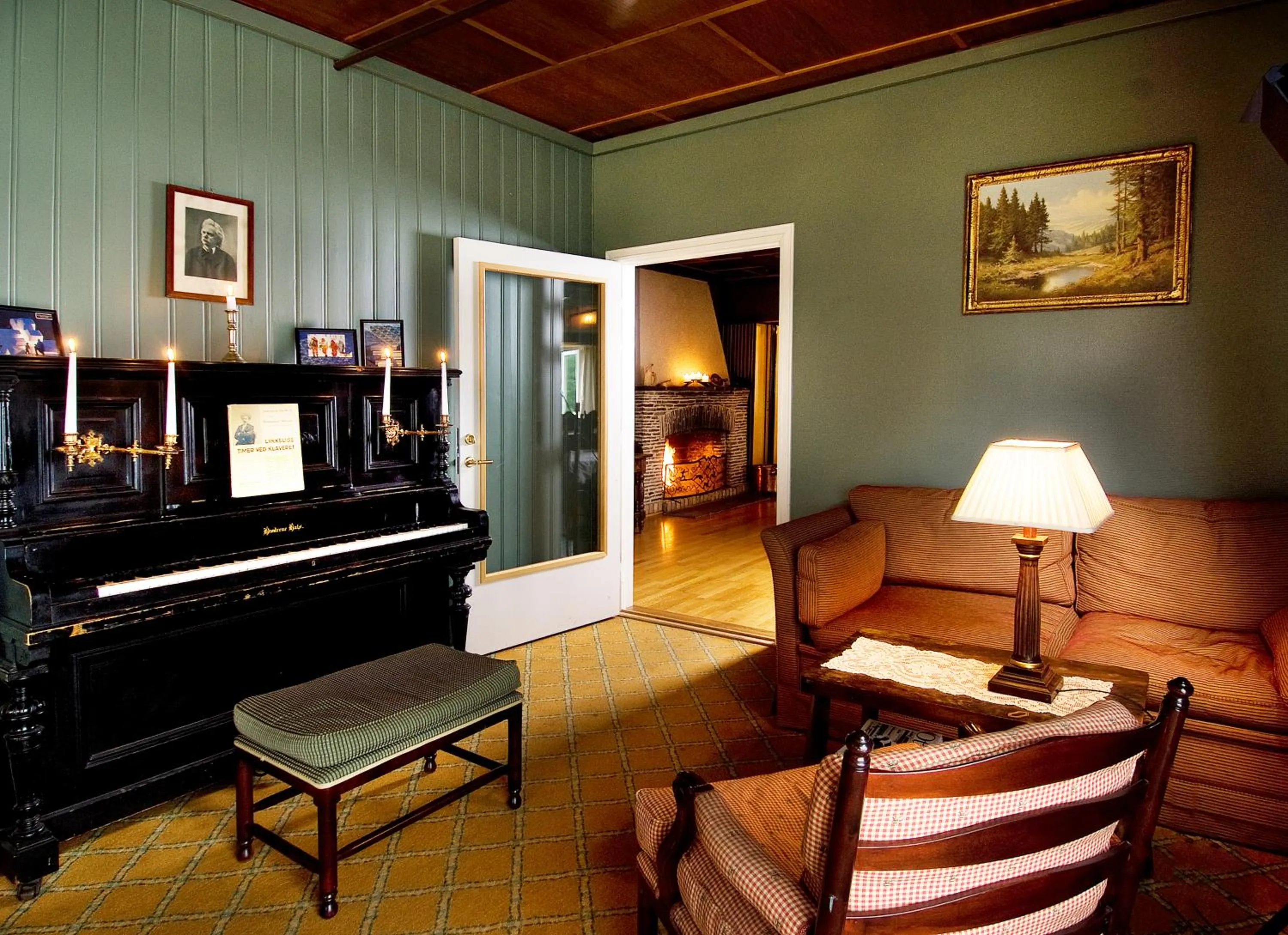 Communal lounge/ TV room in Rundhaug Gjestegard