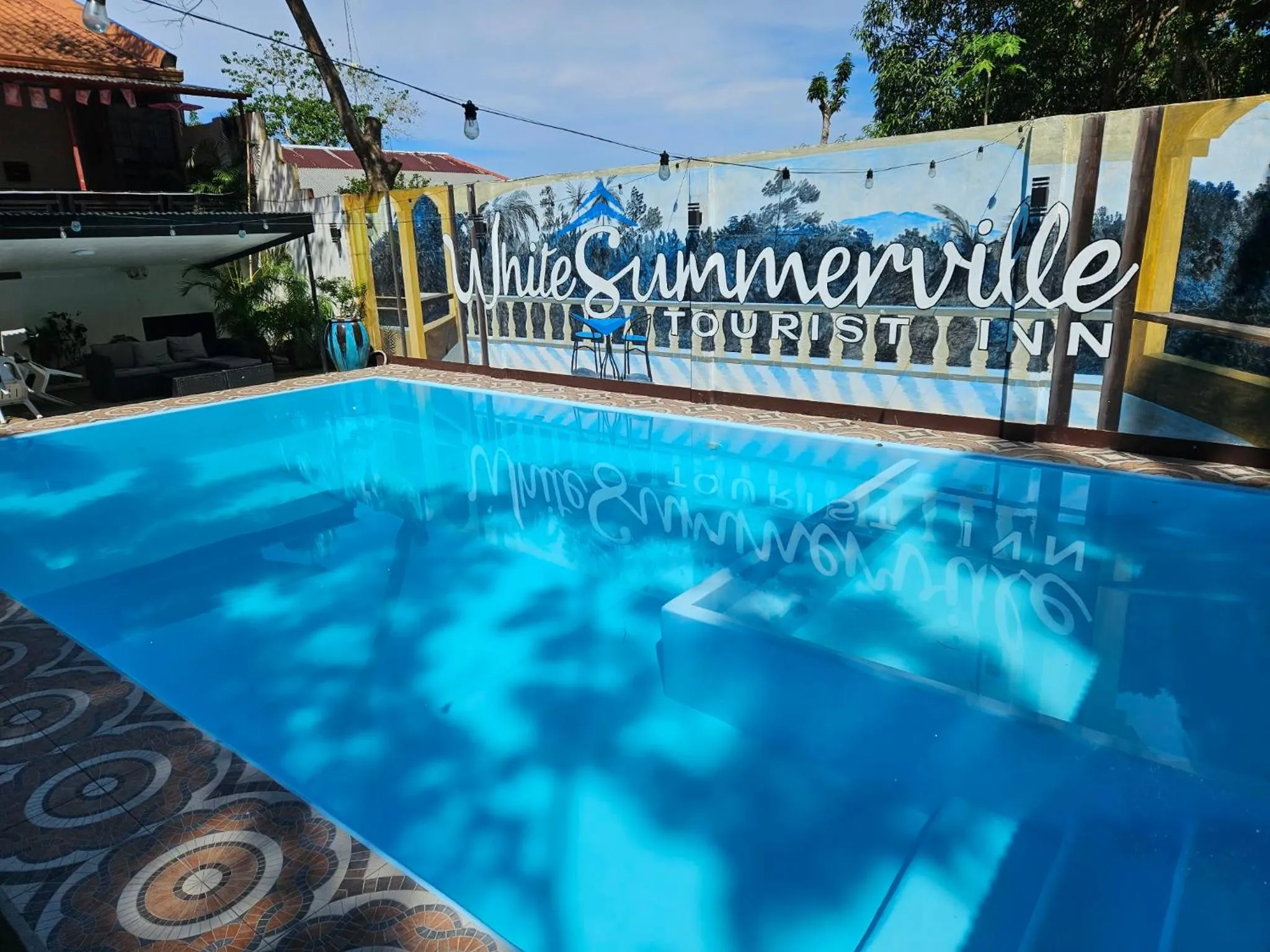 Day in White Summerville Tourist Inn