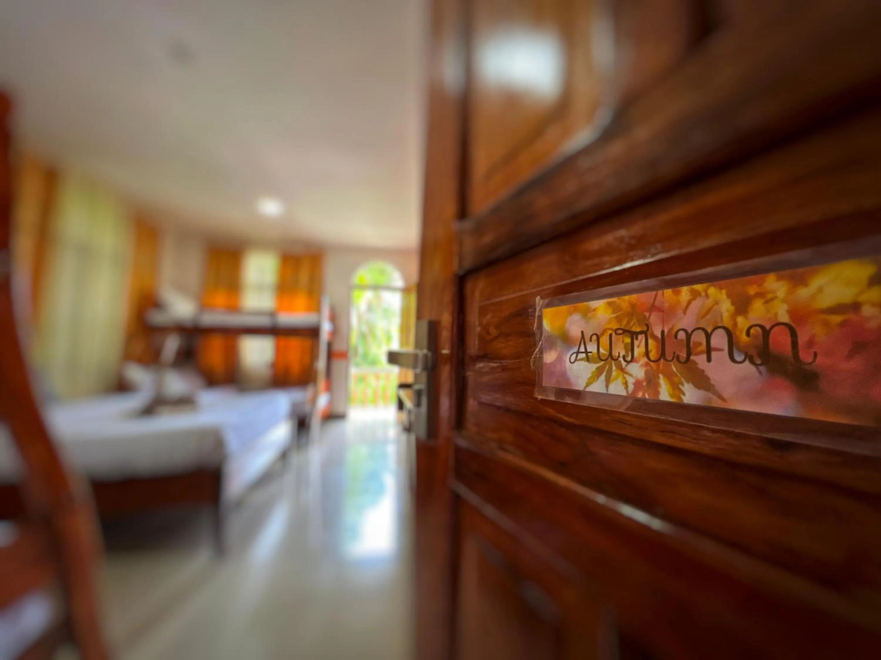 Bedroom, Bed in White Summerville Tourist Inn