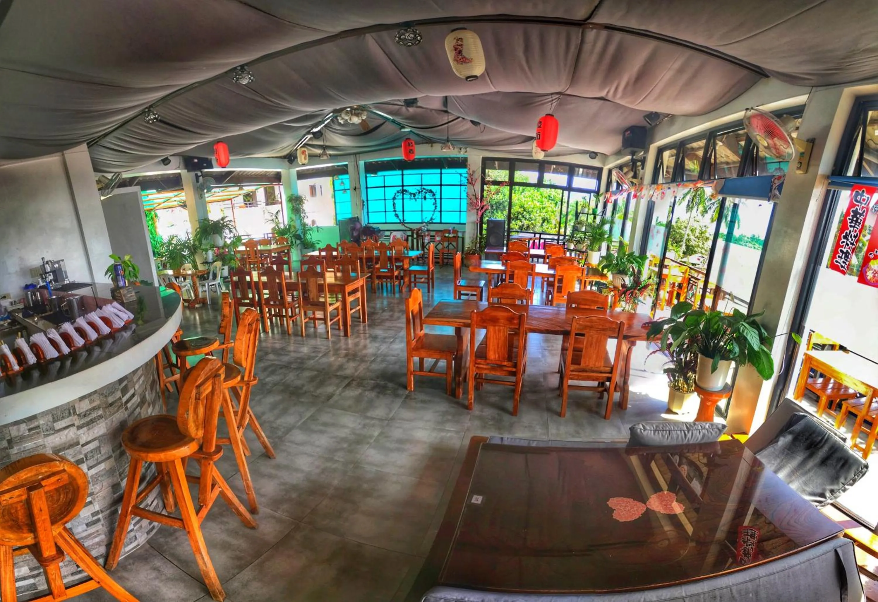 Restaurant/places to eat in White Summerville Tourist Inn