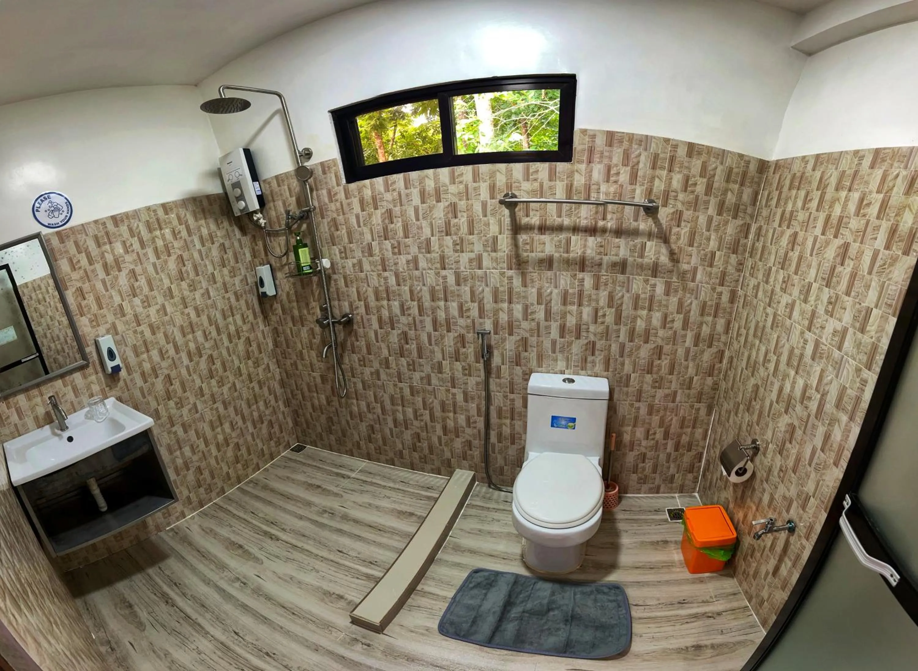 Bathroom in White Summerville Tourist Inn