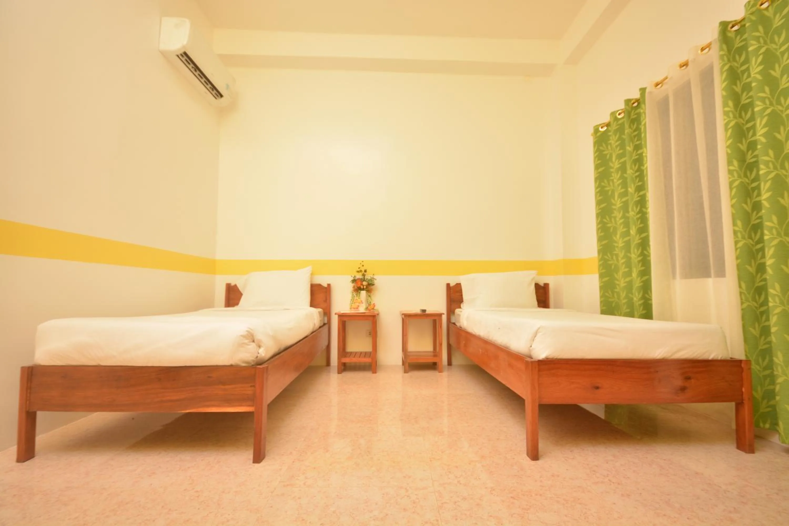 Bed in White Summerville Tourist Inn