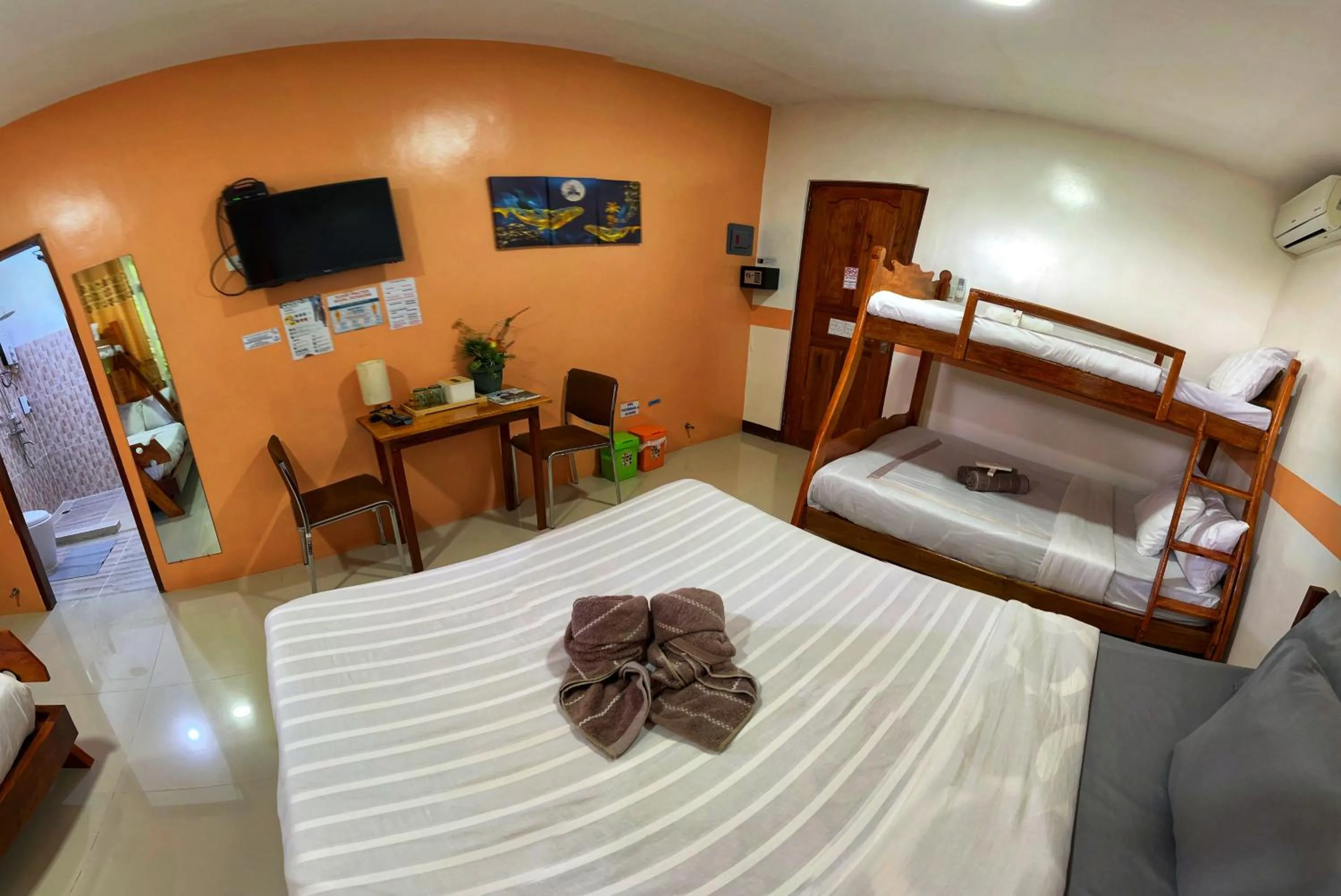 Bedroom, Bed in White Summerville Tourist Inn