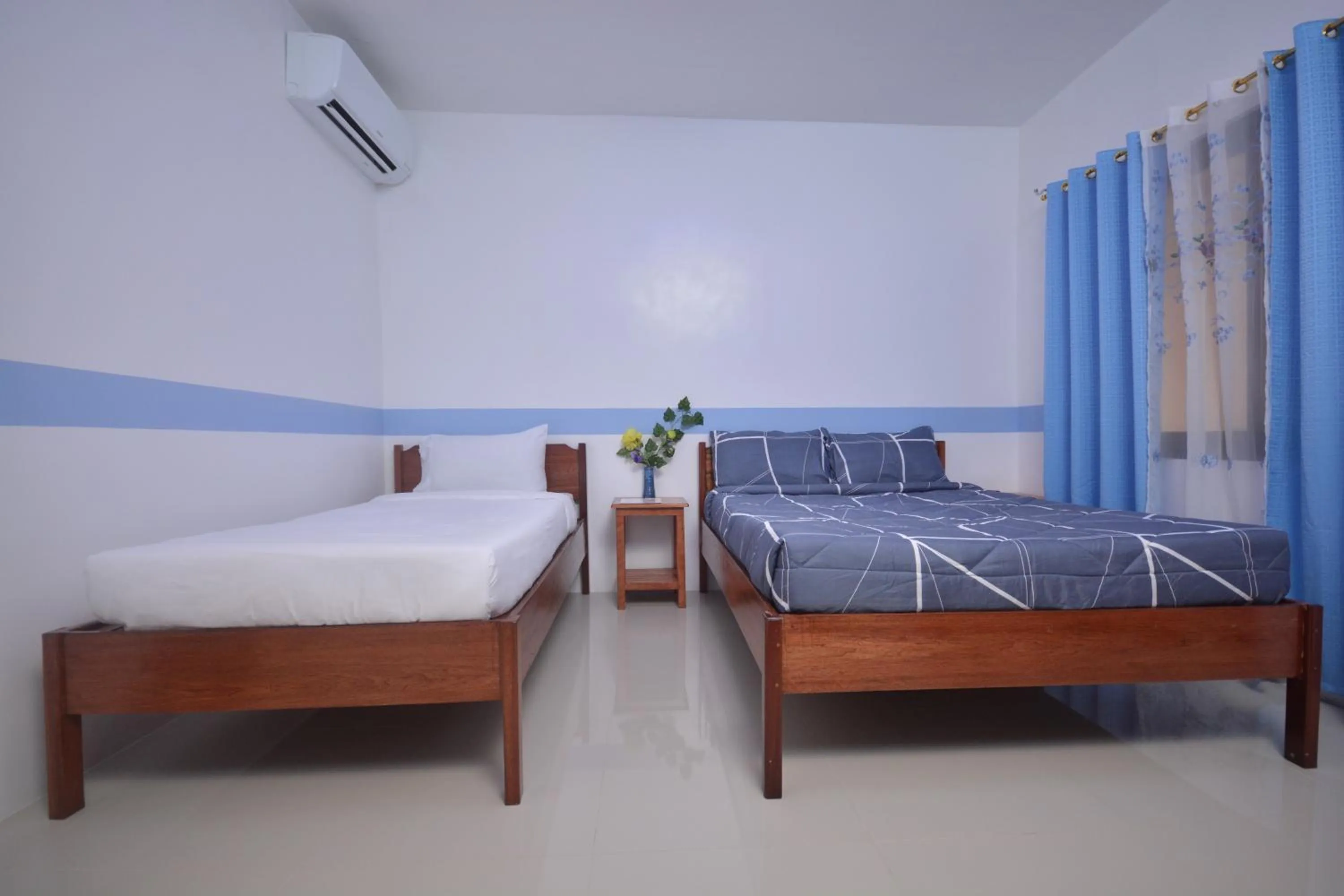 Bedroom, Bed in White Summerville Tourist Inn