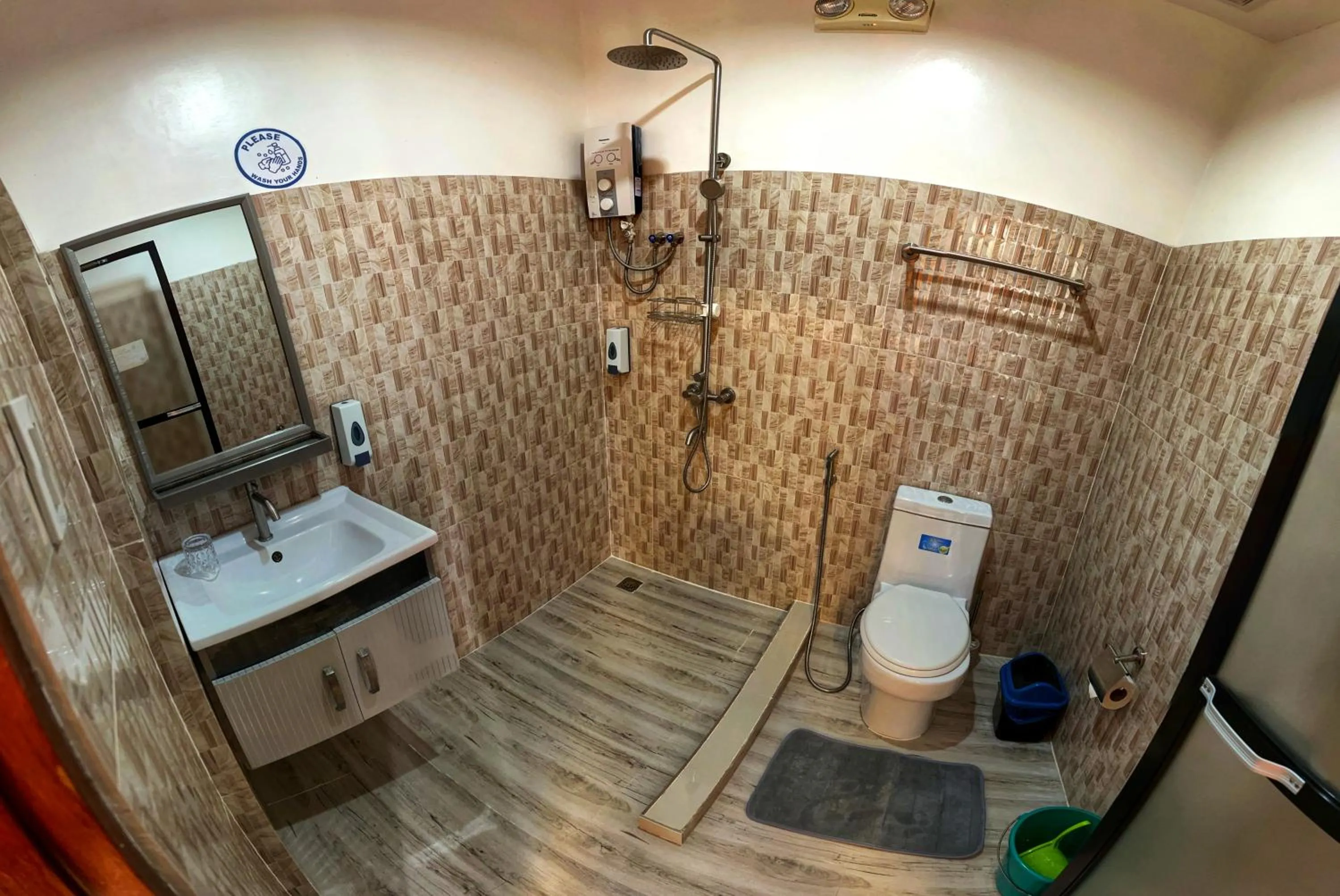 Bathroom in White Summerville Tourist Inn