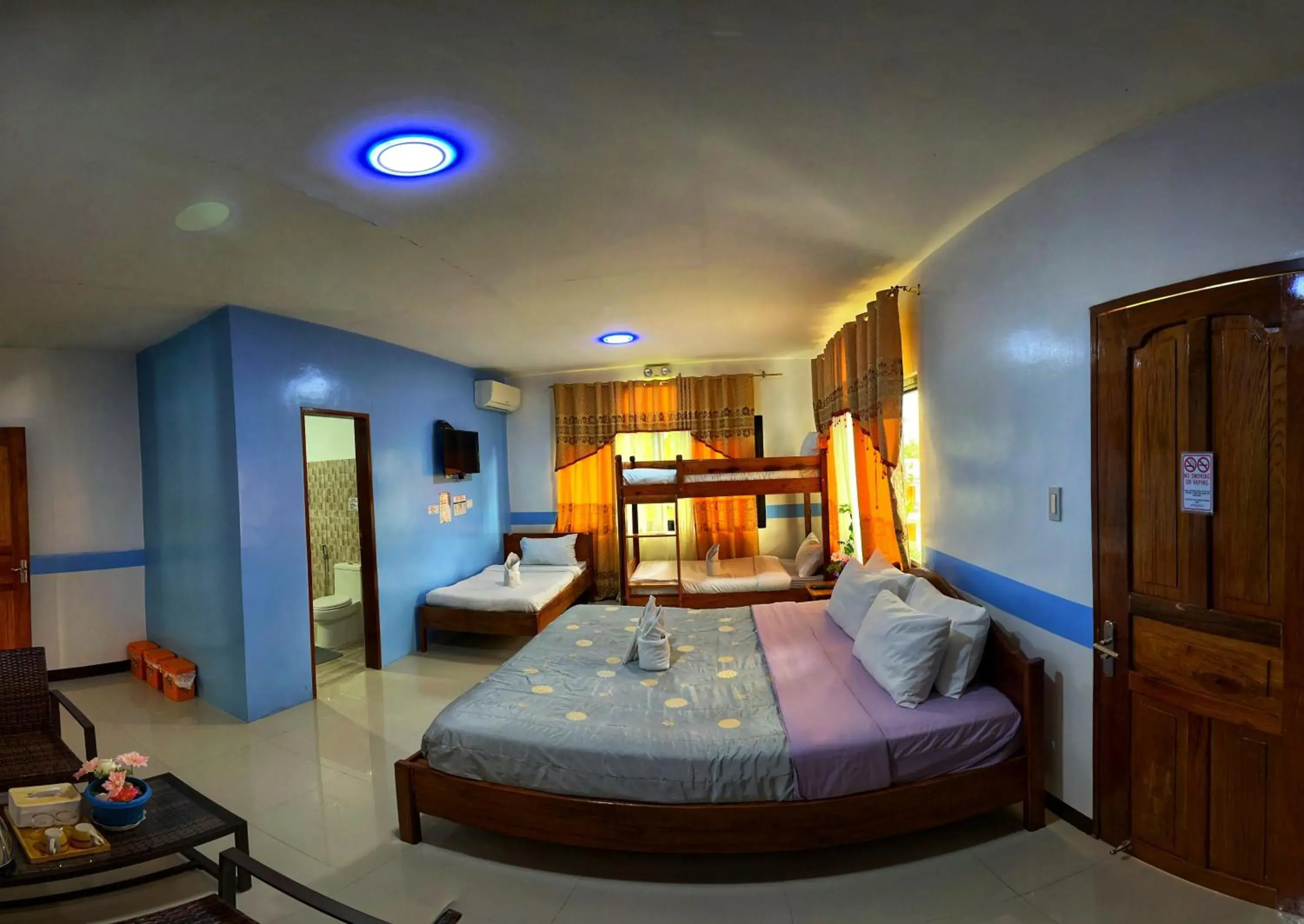 Deluxe King Room in White Summerville Tourist Inn Deluxe King Room in White Summerville Tourist Inn