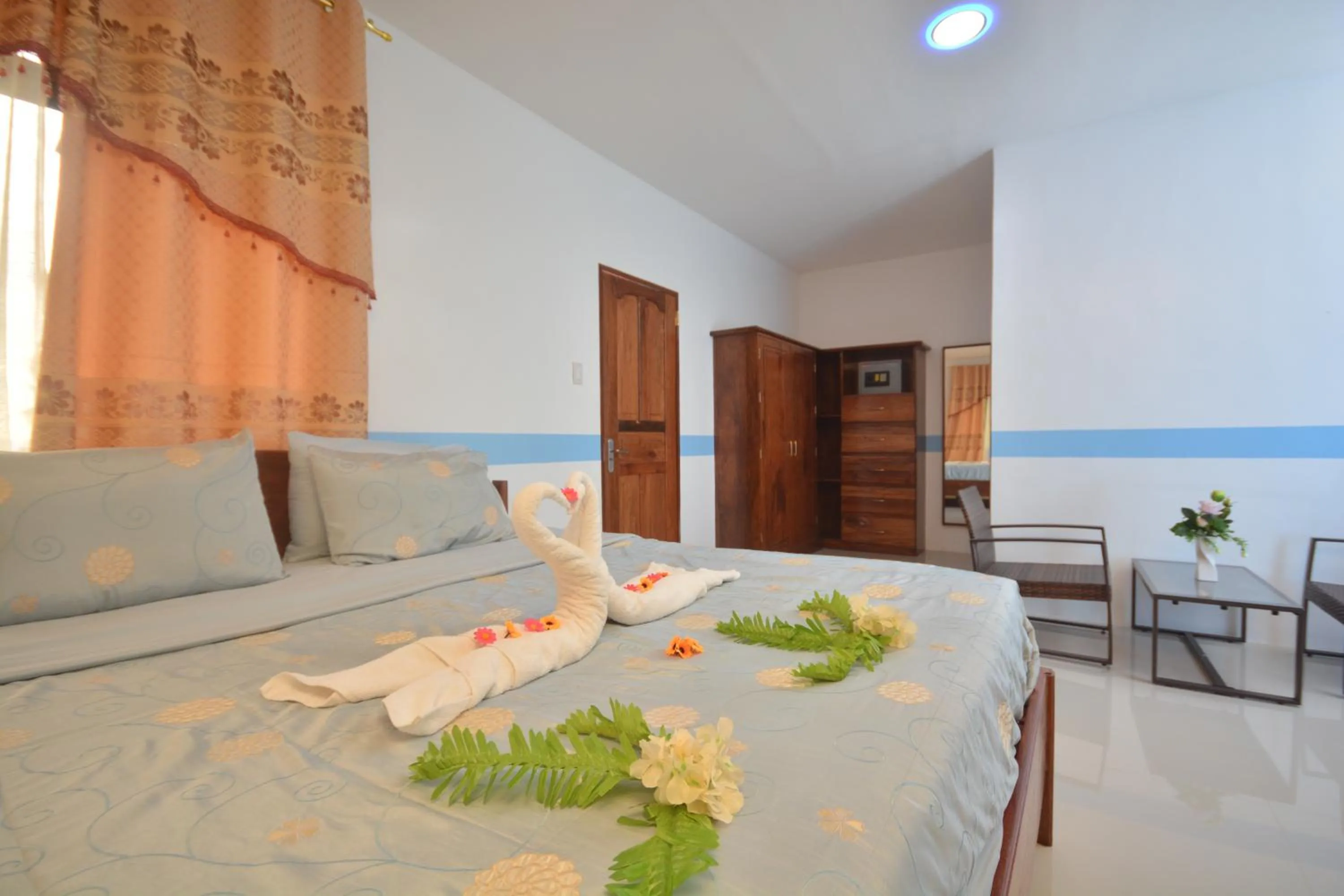 Bedroom, Bed in White Summerville Tourist Inn