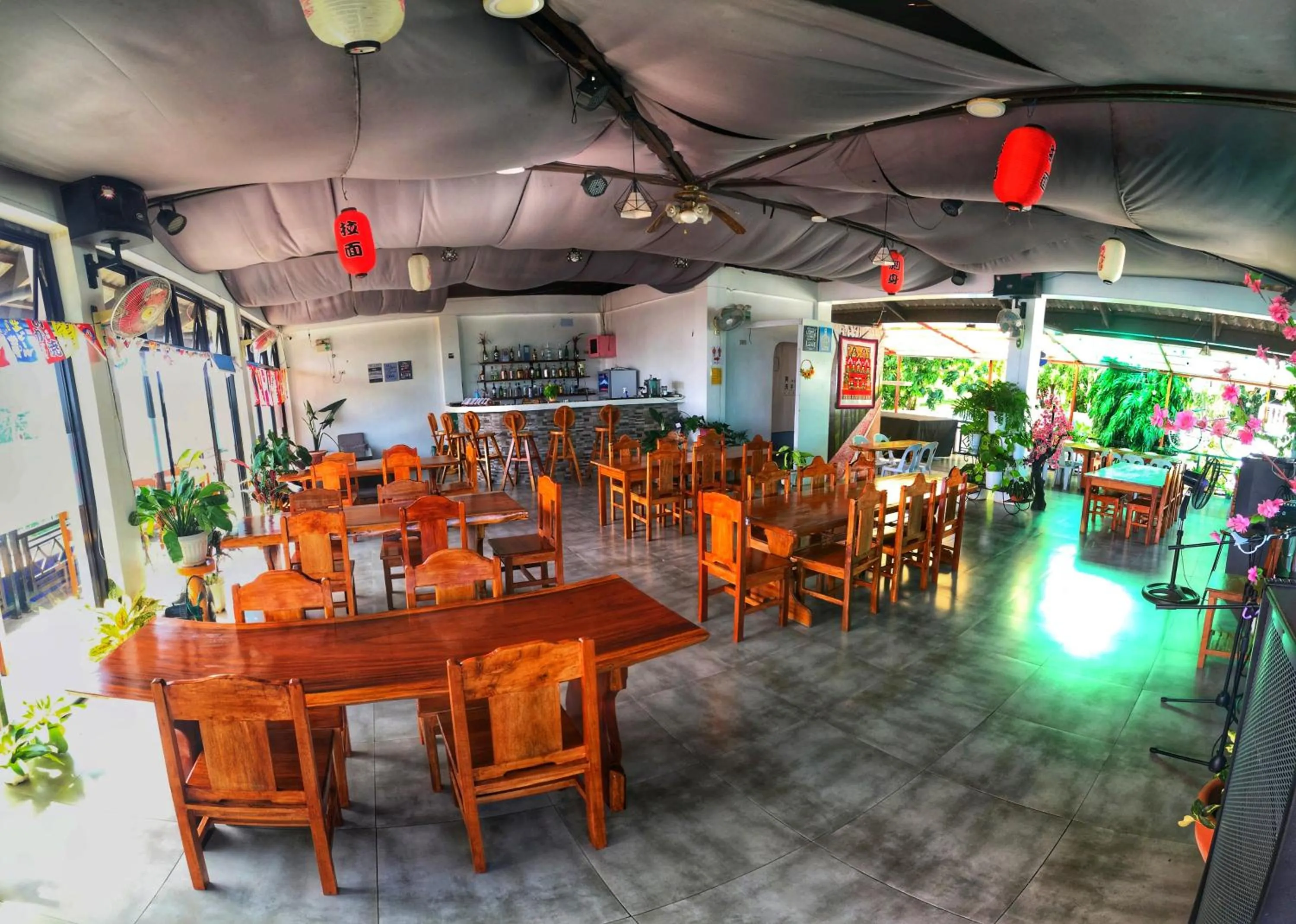 Restaurant/places to eat in White Summerville Tourist Inn