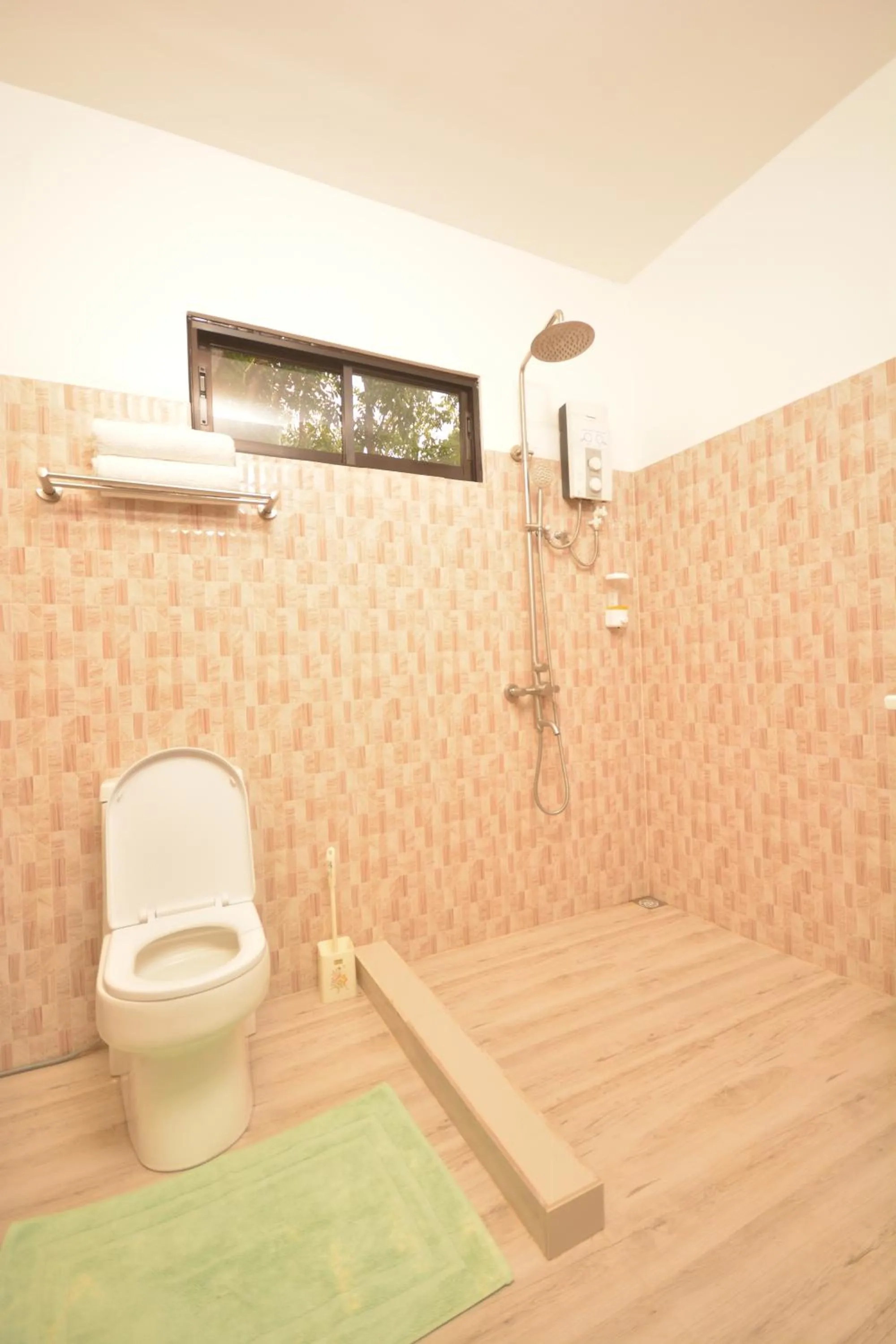 Bathroom in White Summerville Tourist Inn