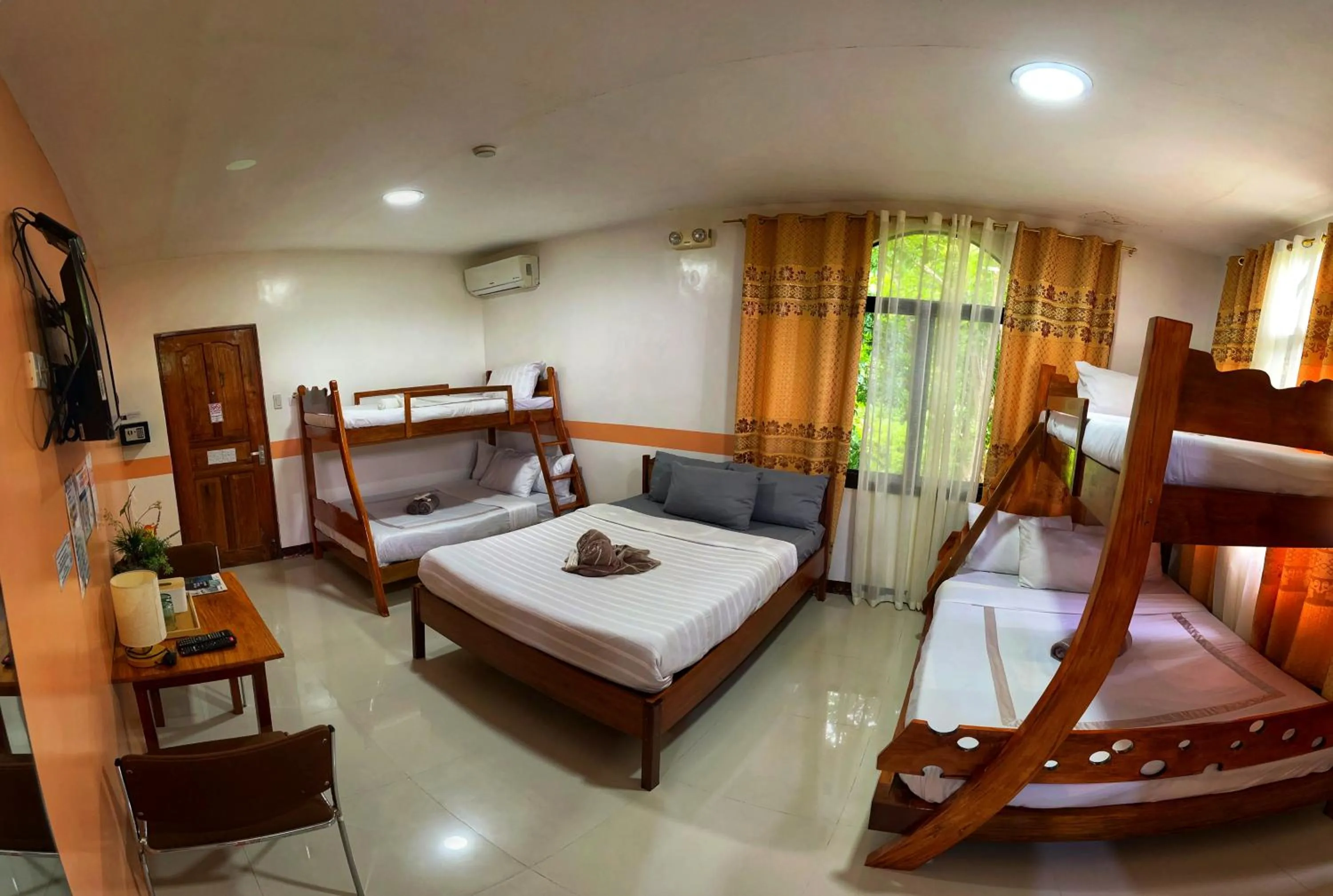 View (from property/room), Bed in White Summerville Tourist Inn