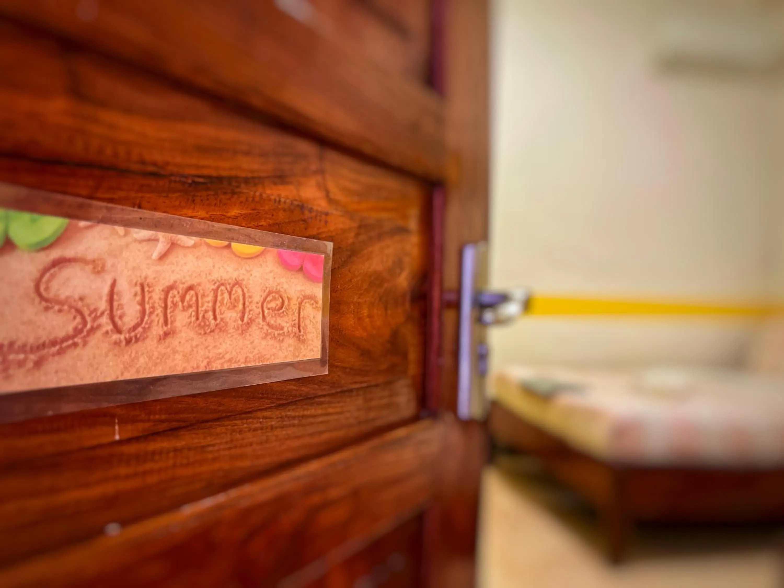 Bedroom, Bed in White Summerville Tourist Inn