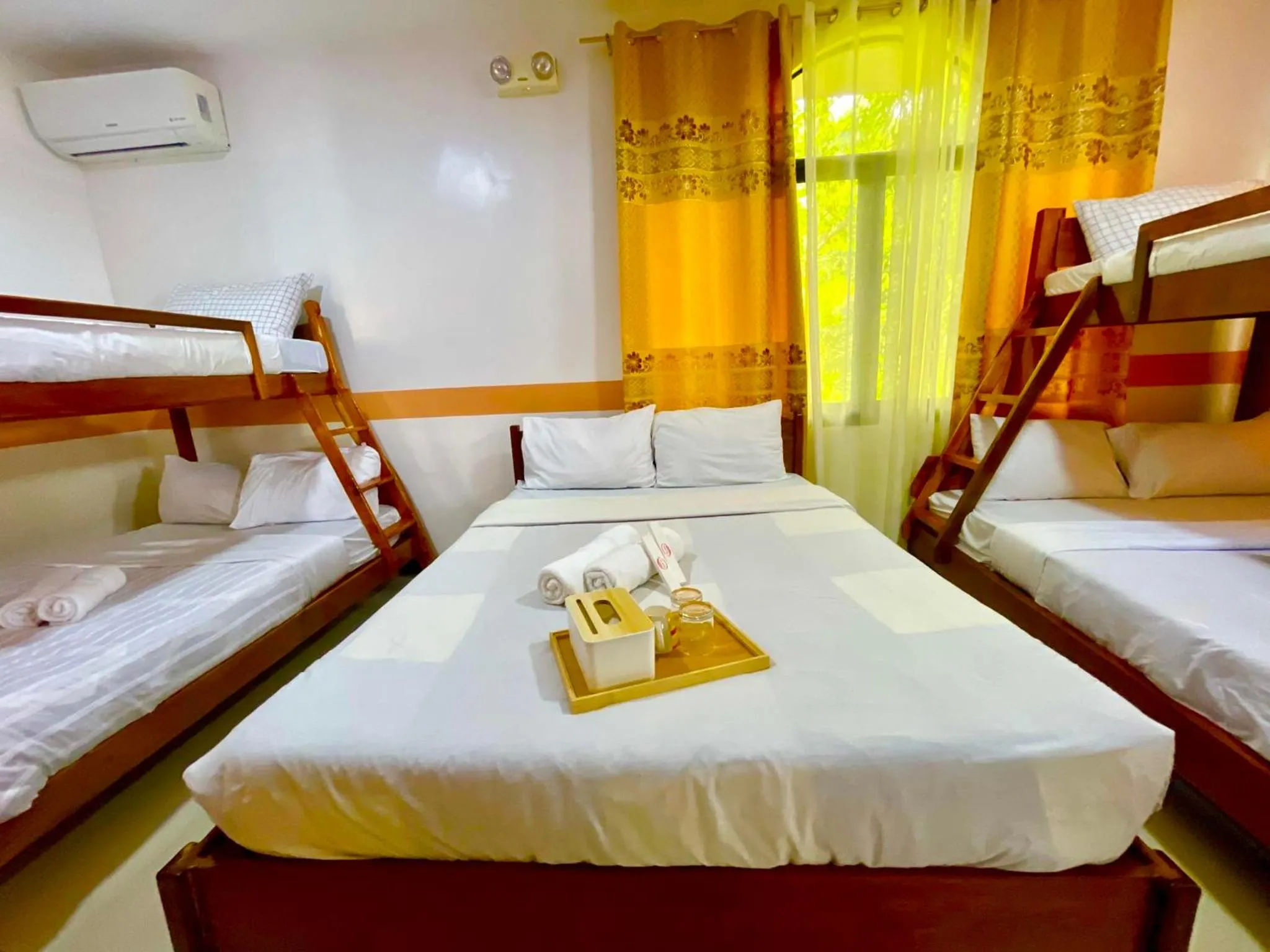 Bed in White Summerville Tourist Inn