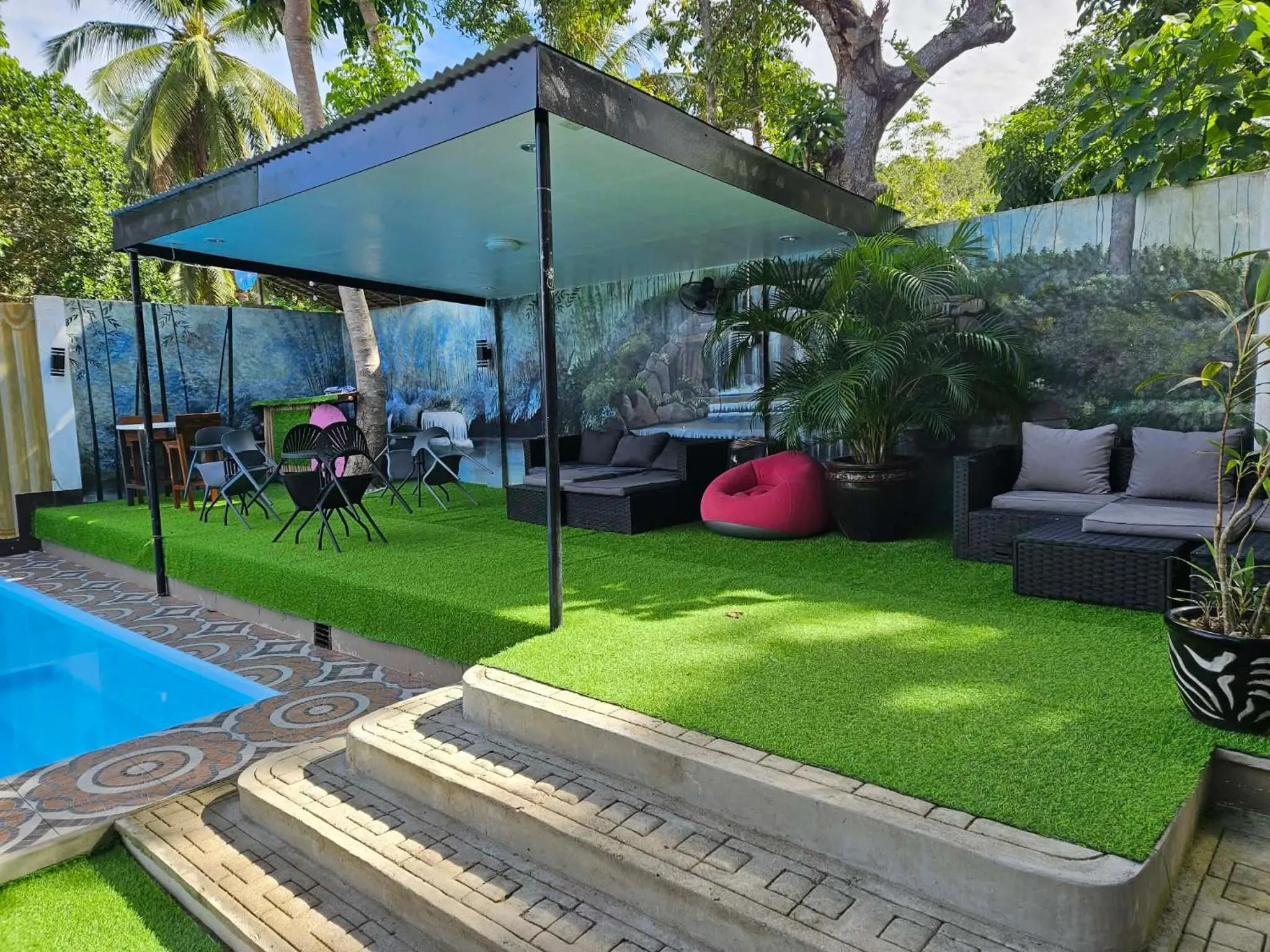 Swimming pool in White Summerville Tourist Inn