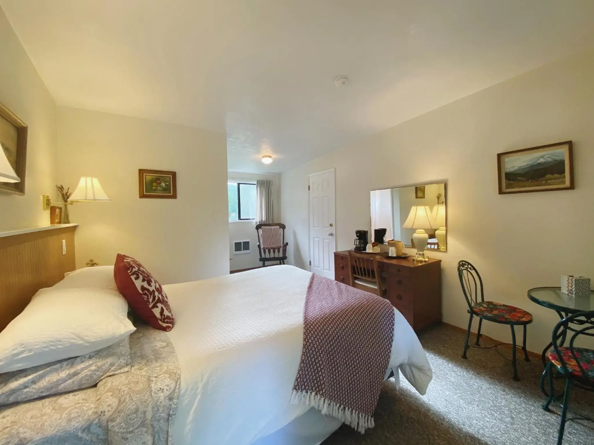 Standard Queen Room in Emerald Valley Inn Standard Queen Room in Emerald Valley Inn