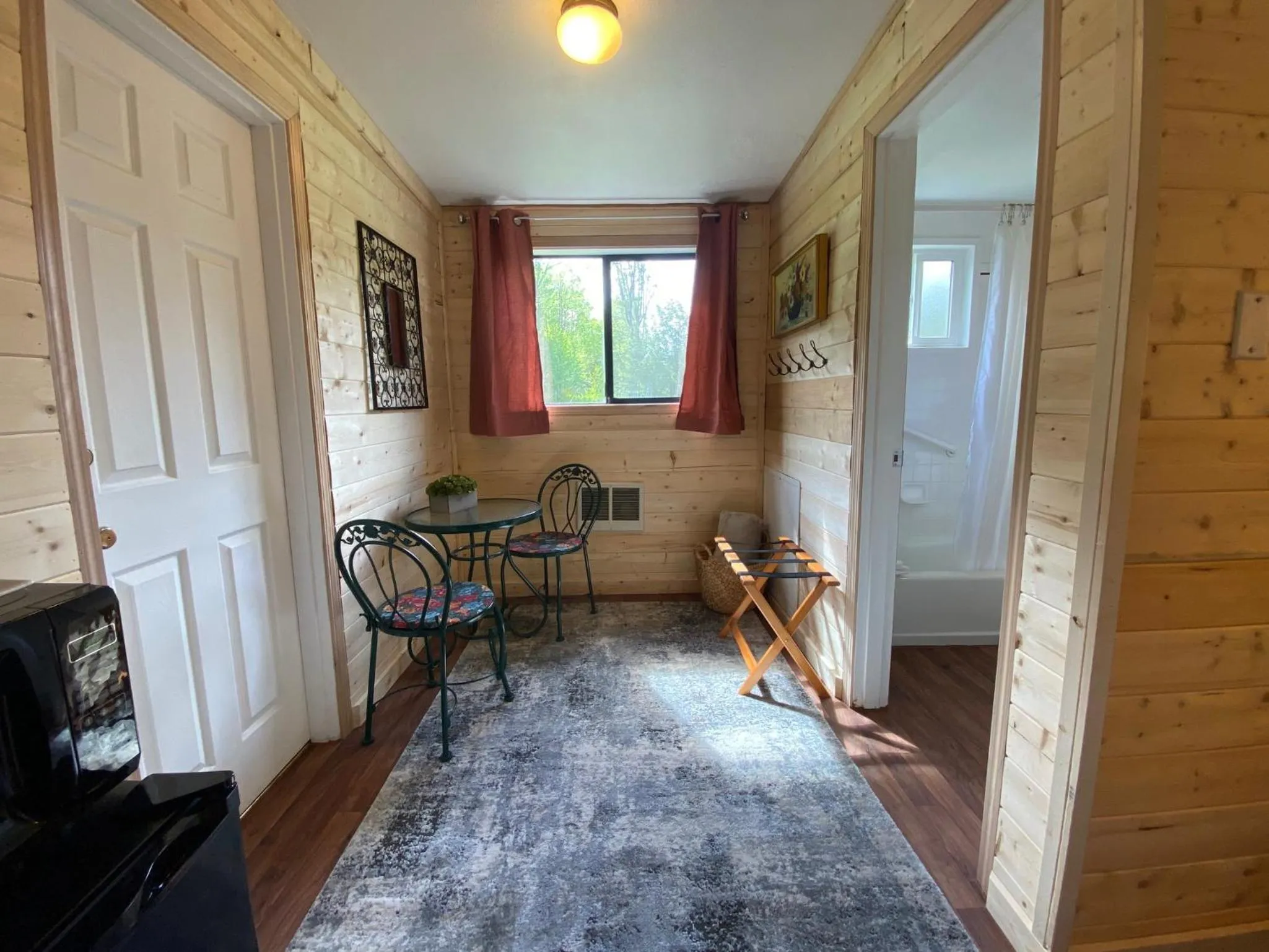 Dining area in Emerald Valley Inn