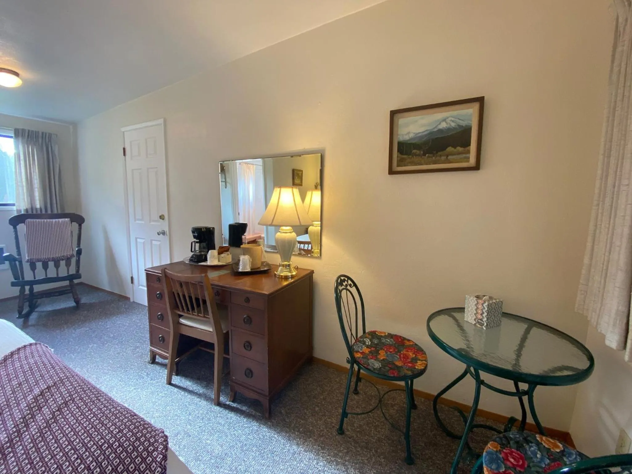 Dining area, Bed in Emerald Valley Inn