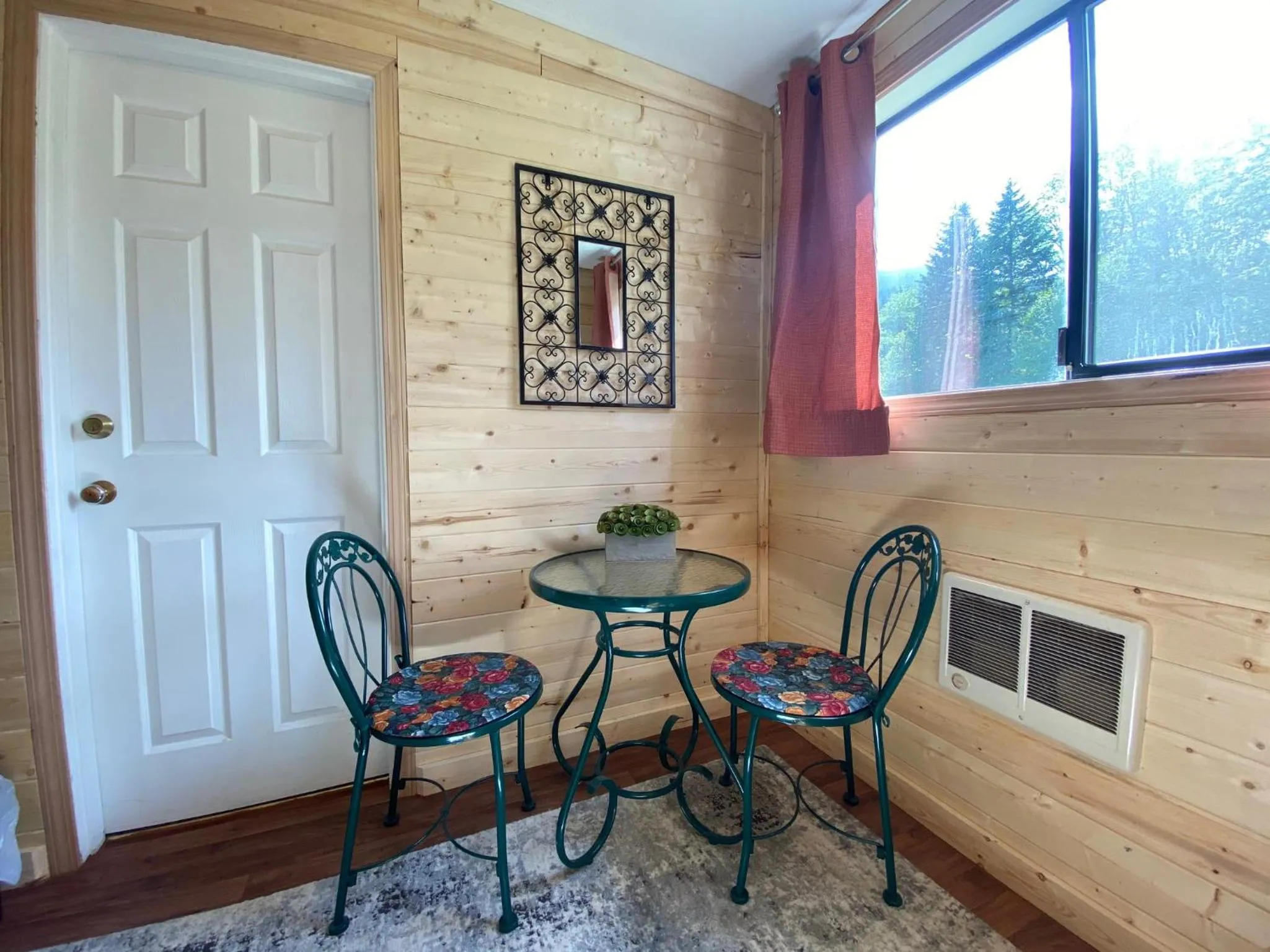 Dining area in Emerald Valley Inn