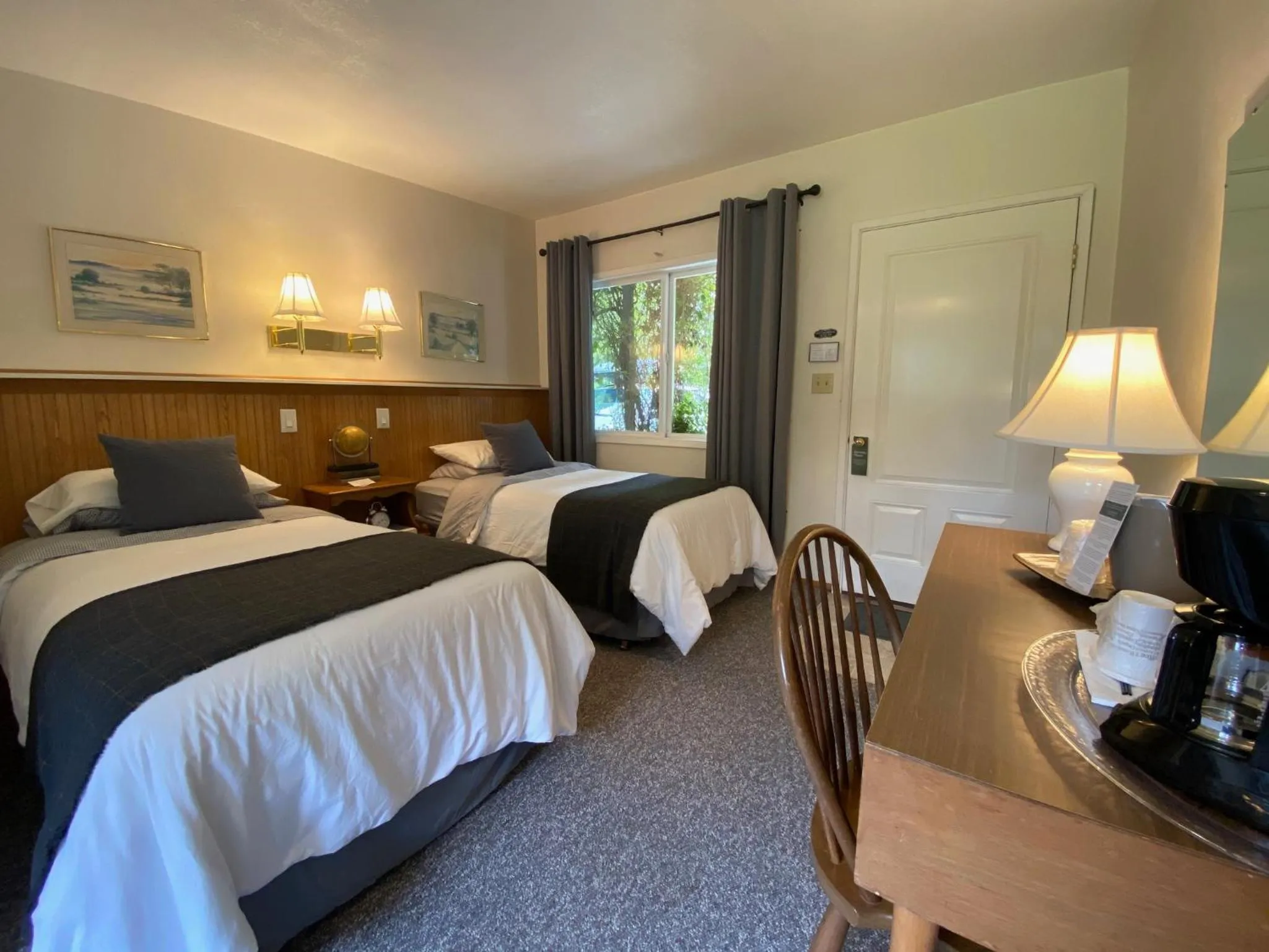 Photo of the whole room, Bed in Emerald Valley Inn