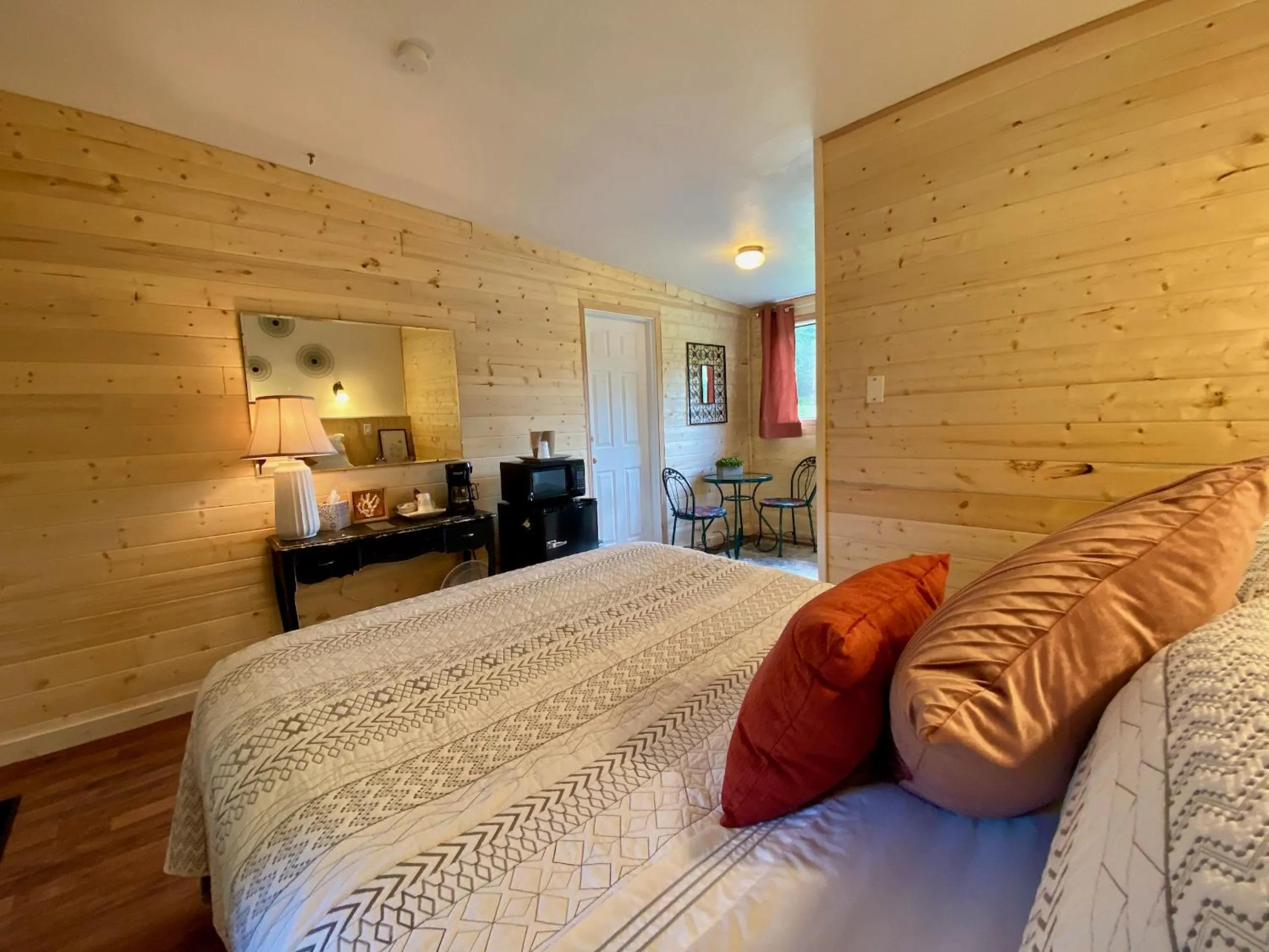 Photo of the whole room, Bed in Emerald Valley Inn