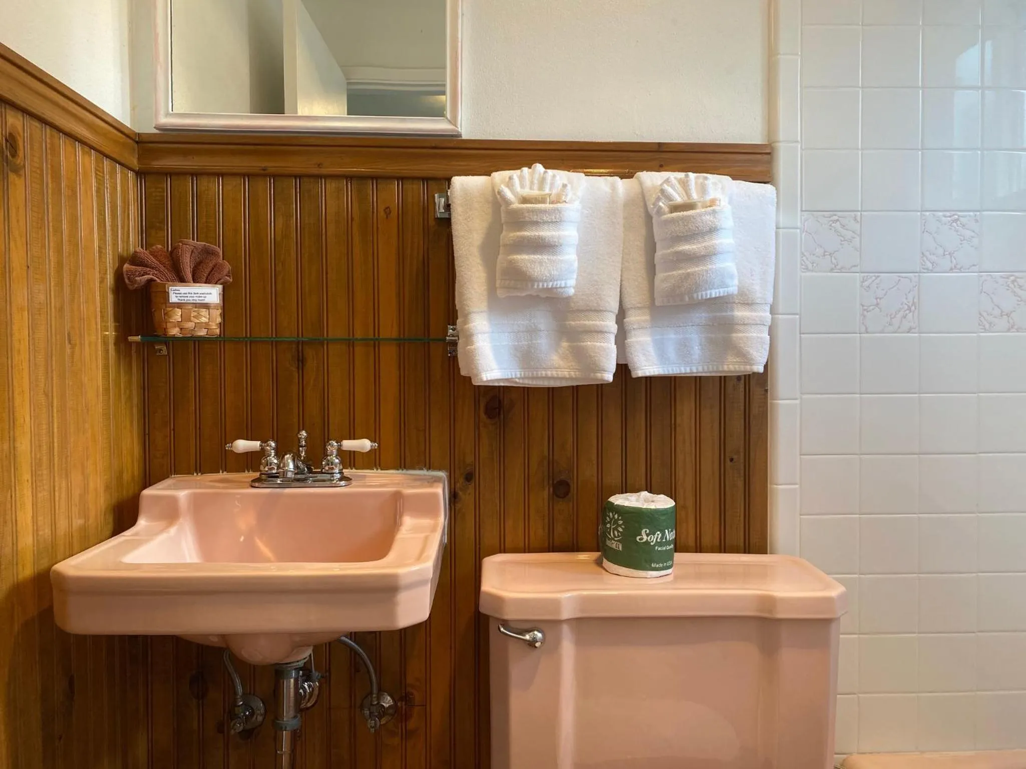 Bathroom in Emerald Valley Inn