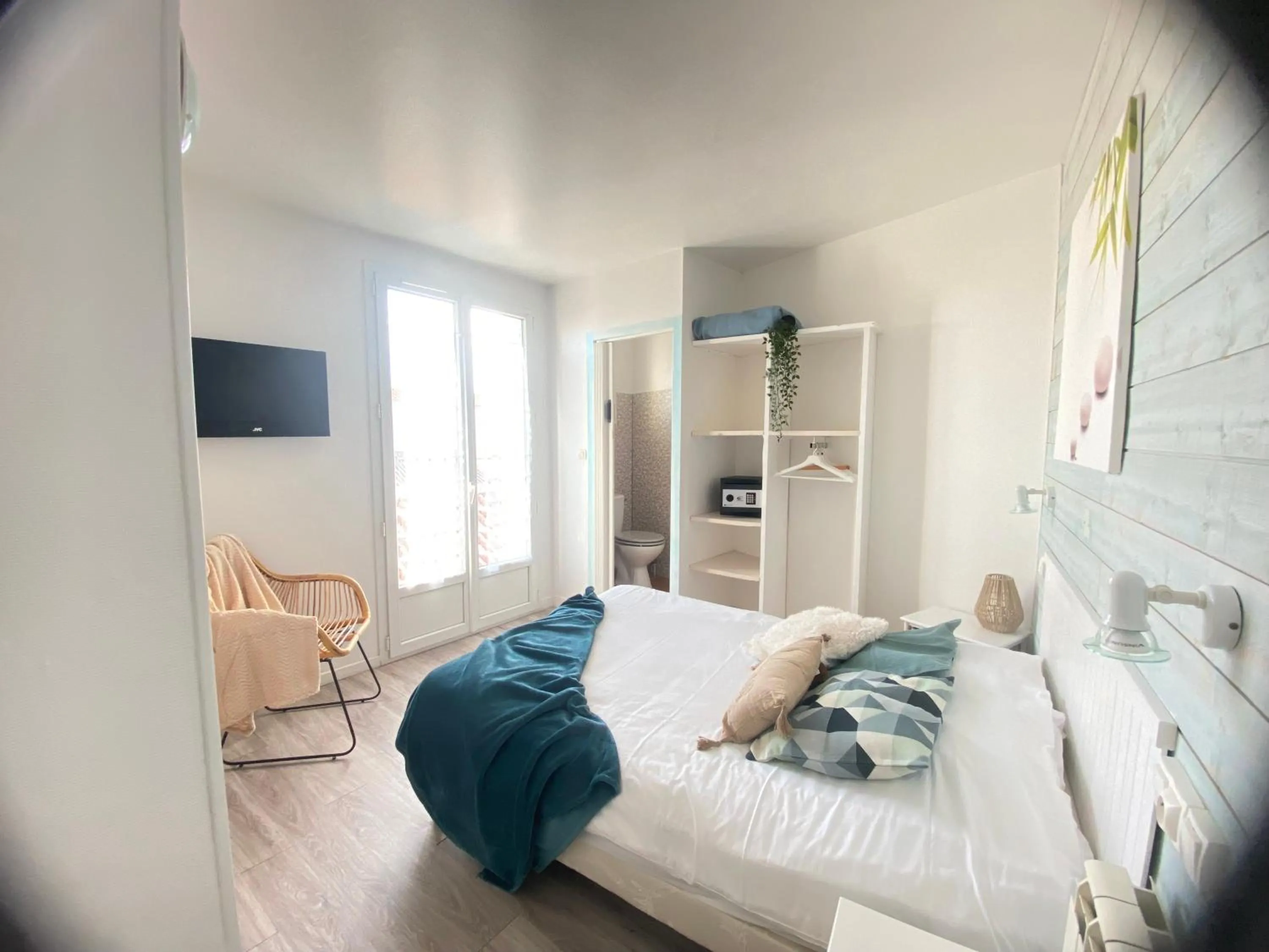 Photo of the whole room, Bed in Hotel de l'Atlantique