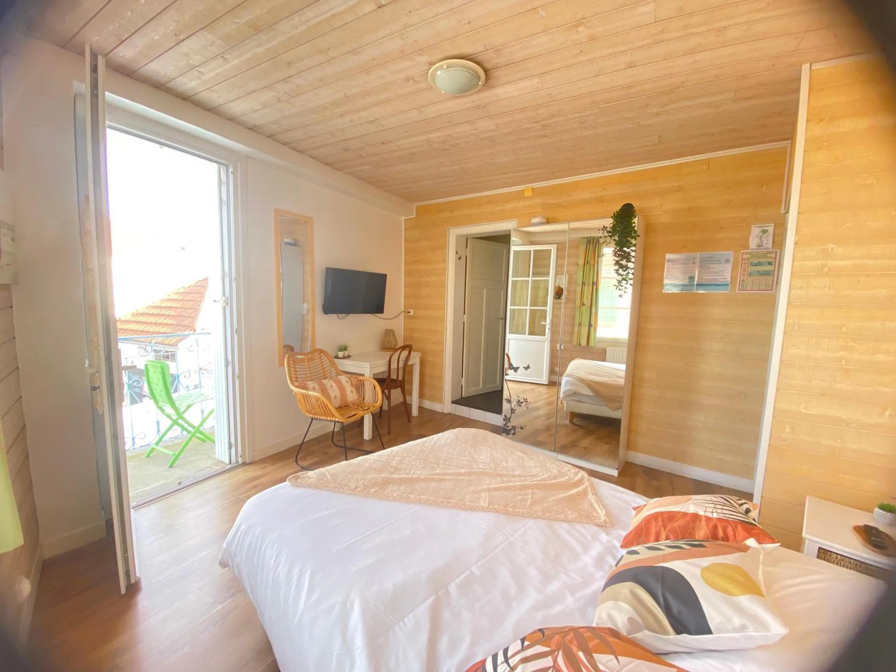 Photo of the whole room, Bed in Hotel de l'Atlantique