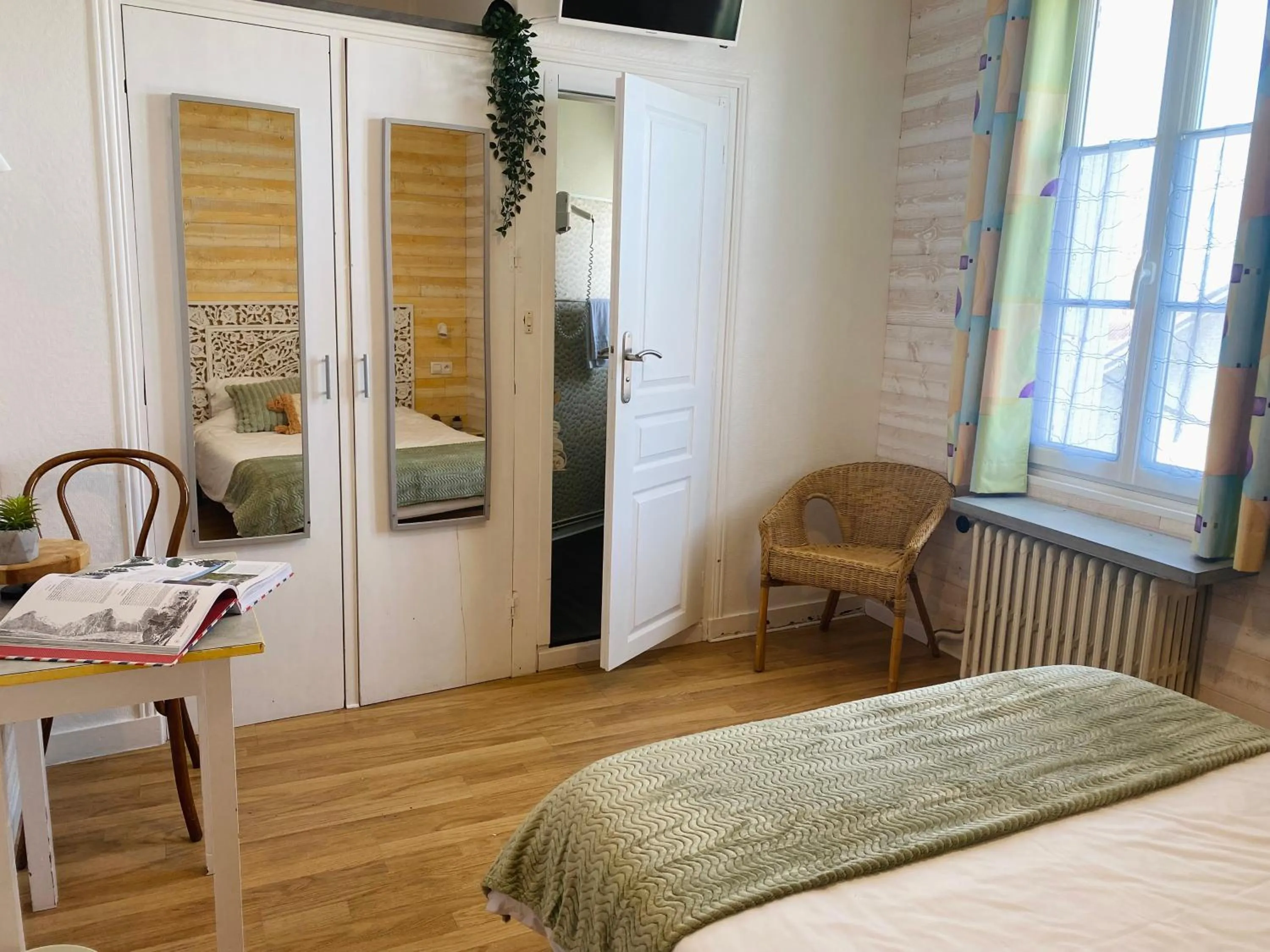 Photo of the whole room, Bed in Hotel de l'Atlantique