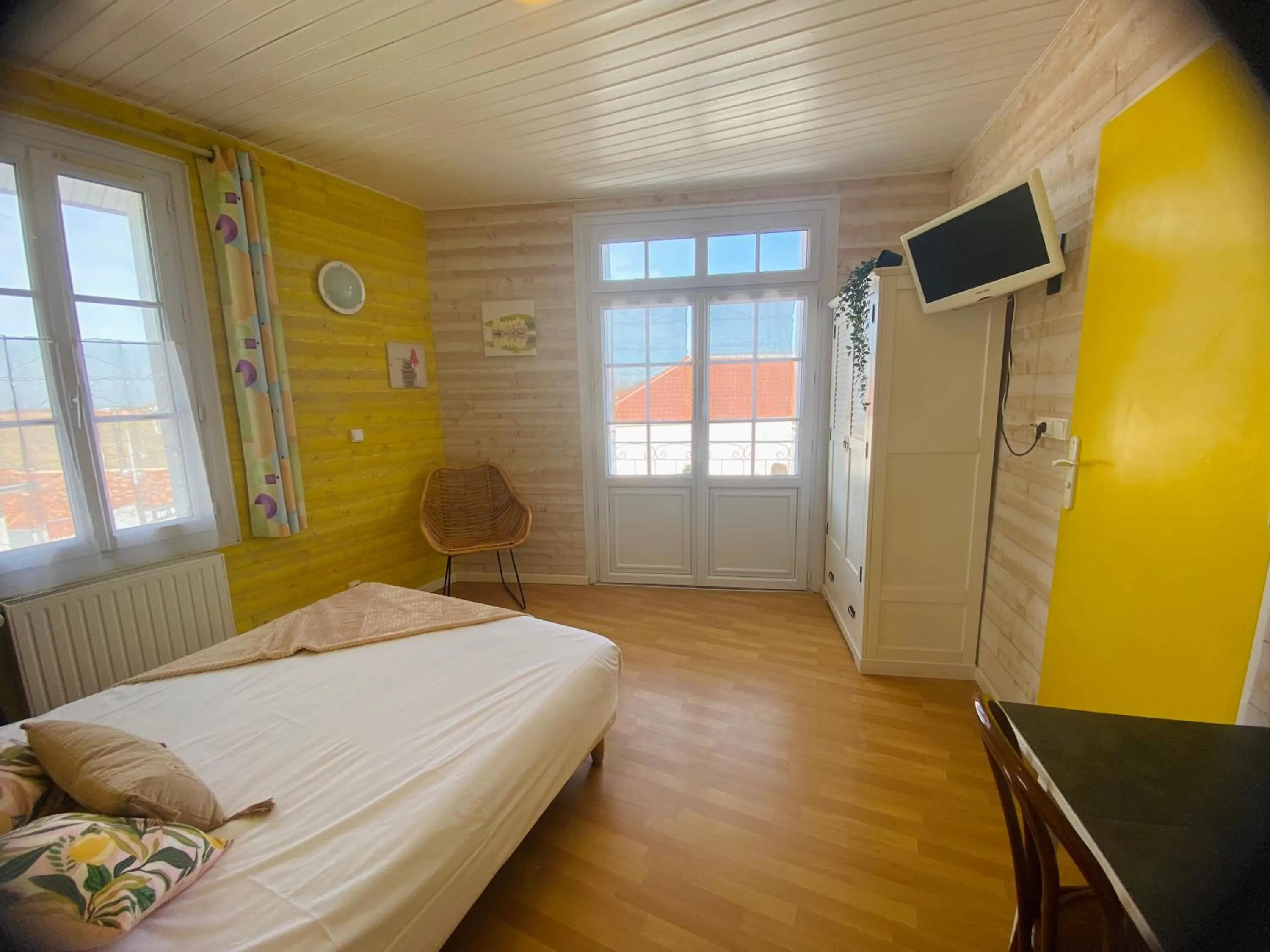 Photo of the whole room, Bed in Hotel de l'Atlantique