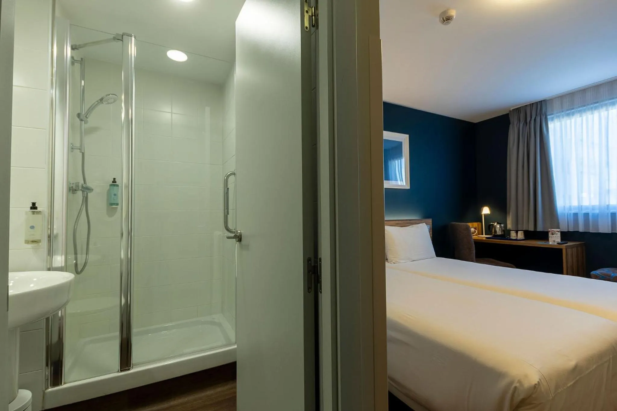 Shower, Bed in Travelodge Barcelona Poblenou