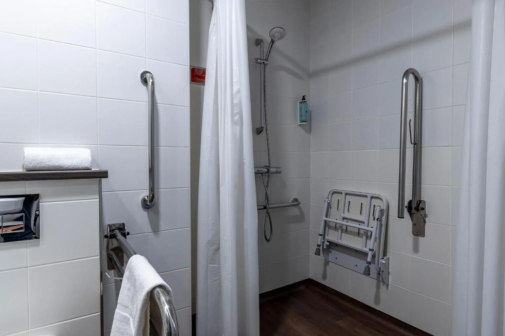 Shower in Travelodge Barcelona Poblenou