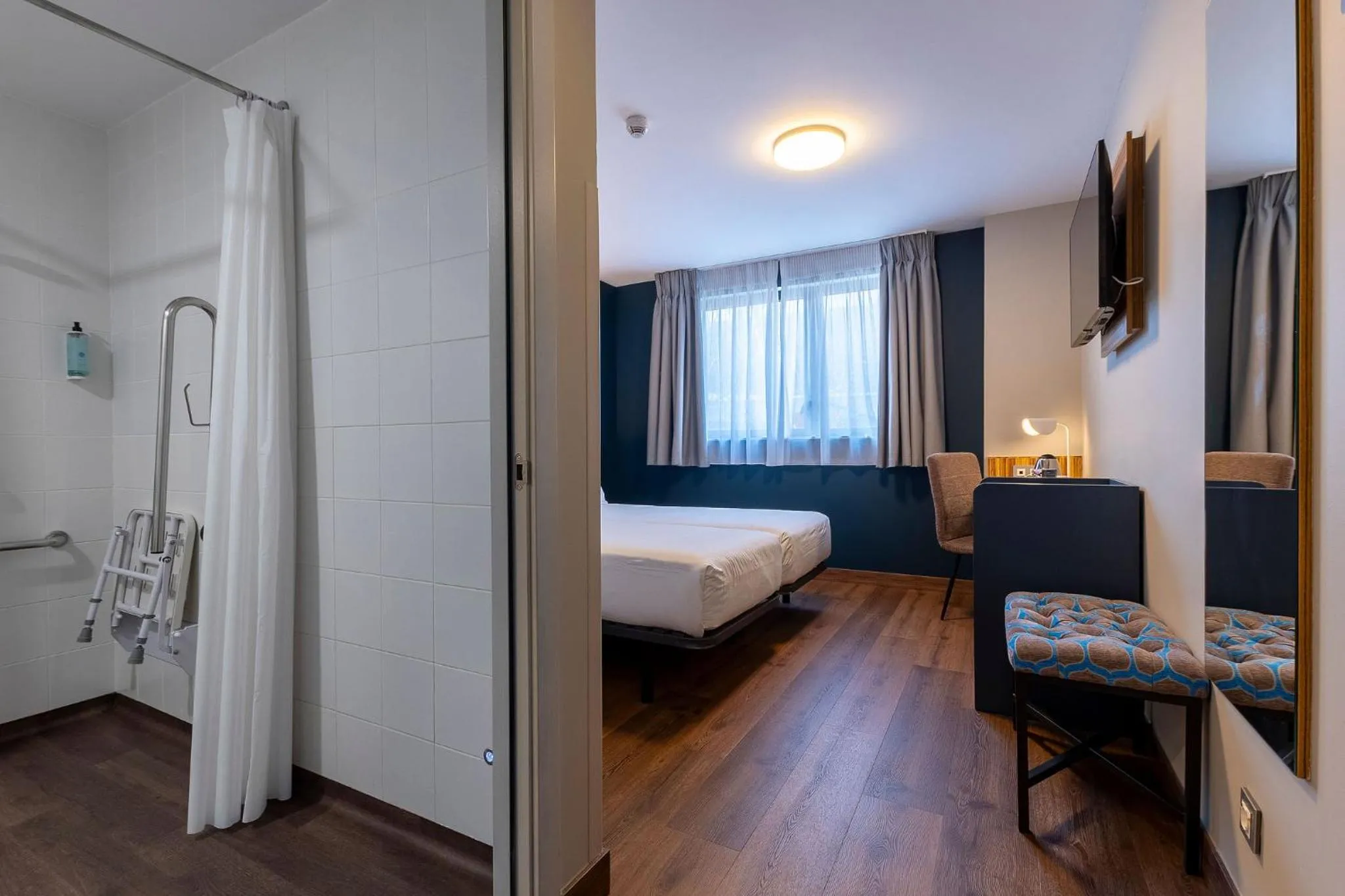 Shower, Bed in Travelodge Barcelona Poblenou