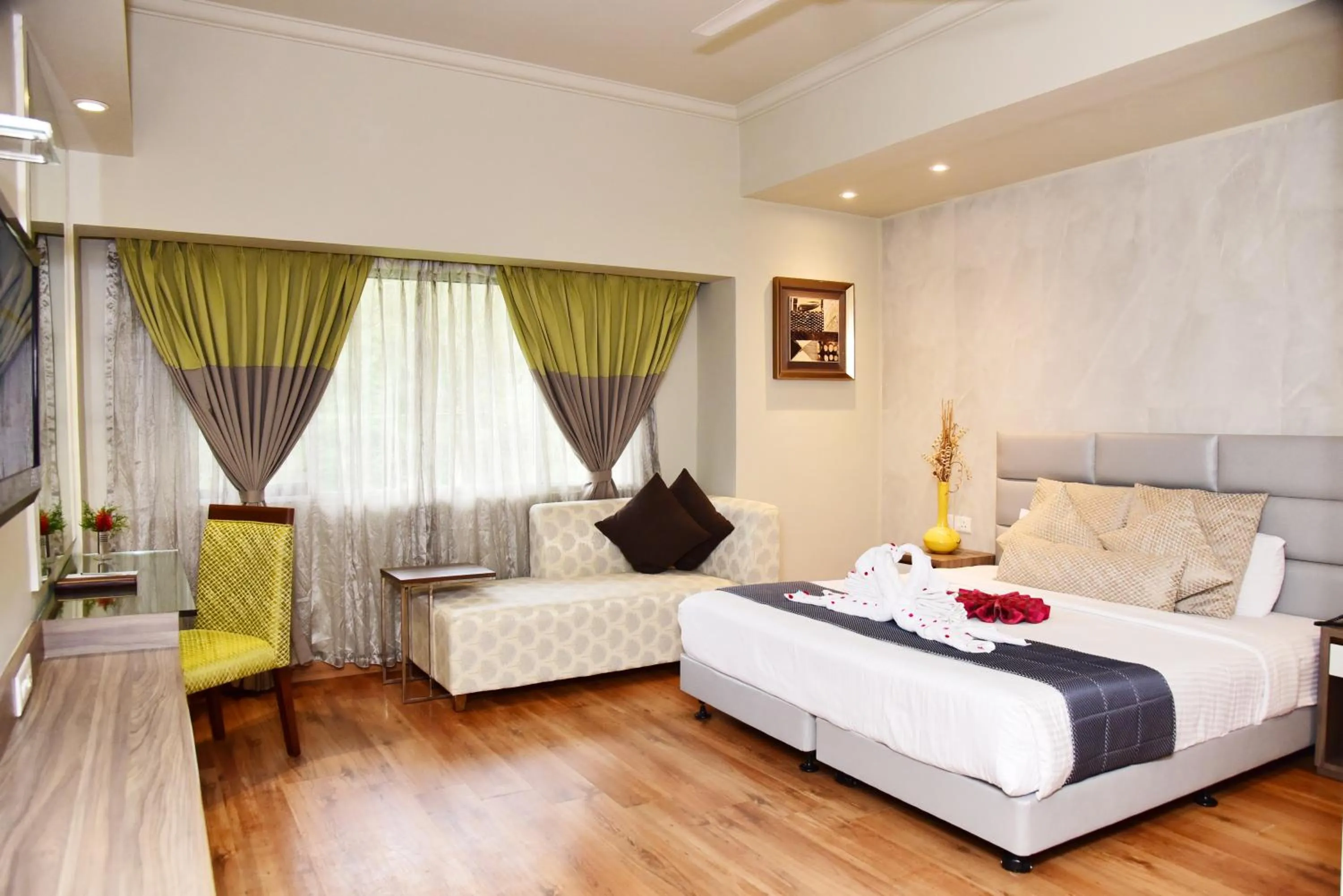 Photo of the whole room, Bed in Sinclairs Retreat Ooty