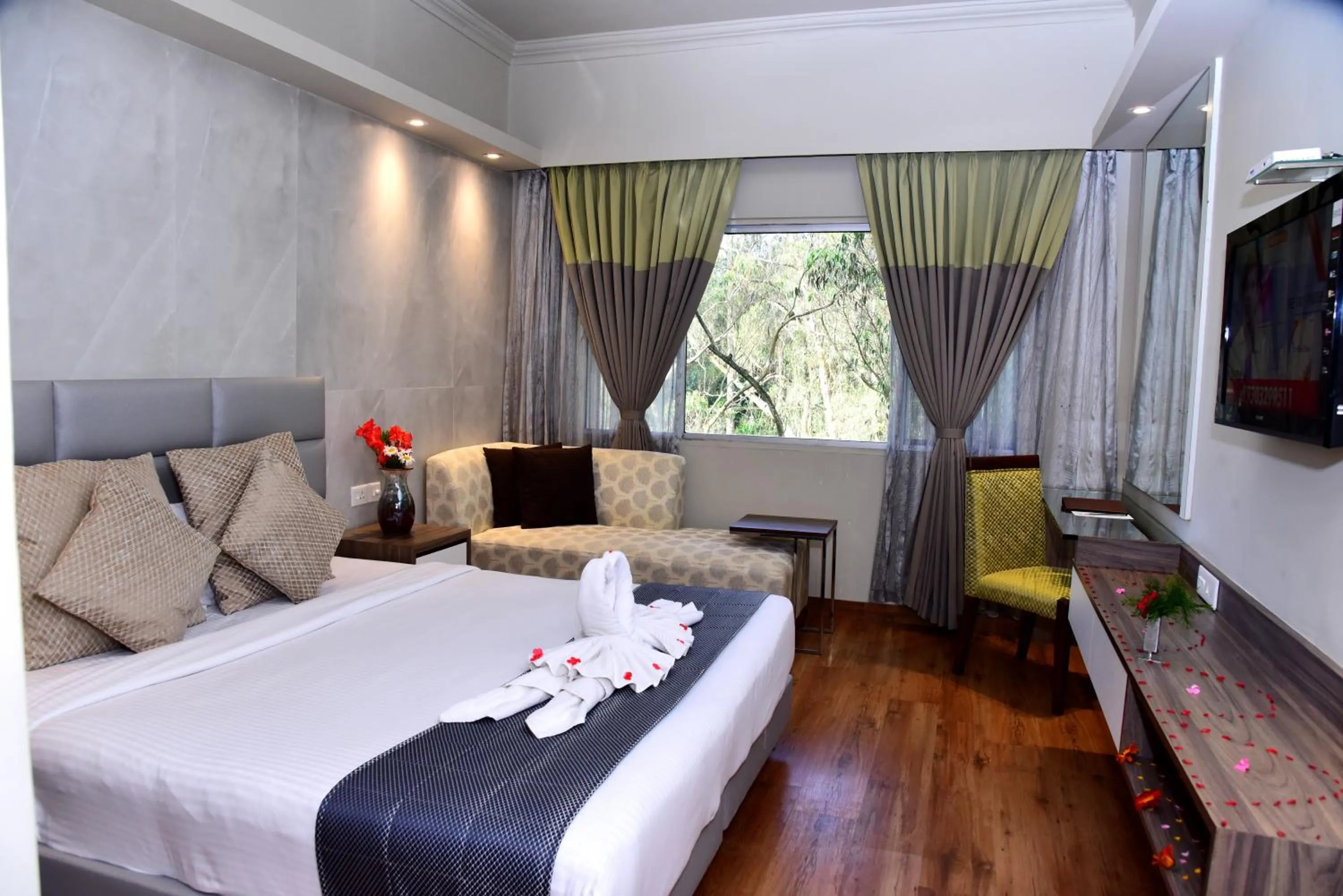 Photo of the whole room, Bed in Sinclairs Retreat Ooty