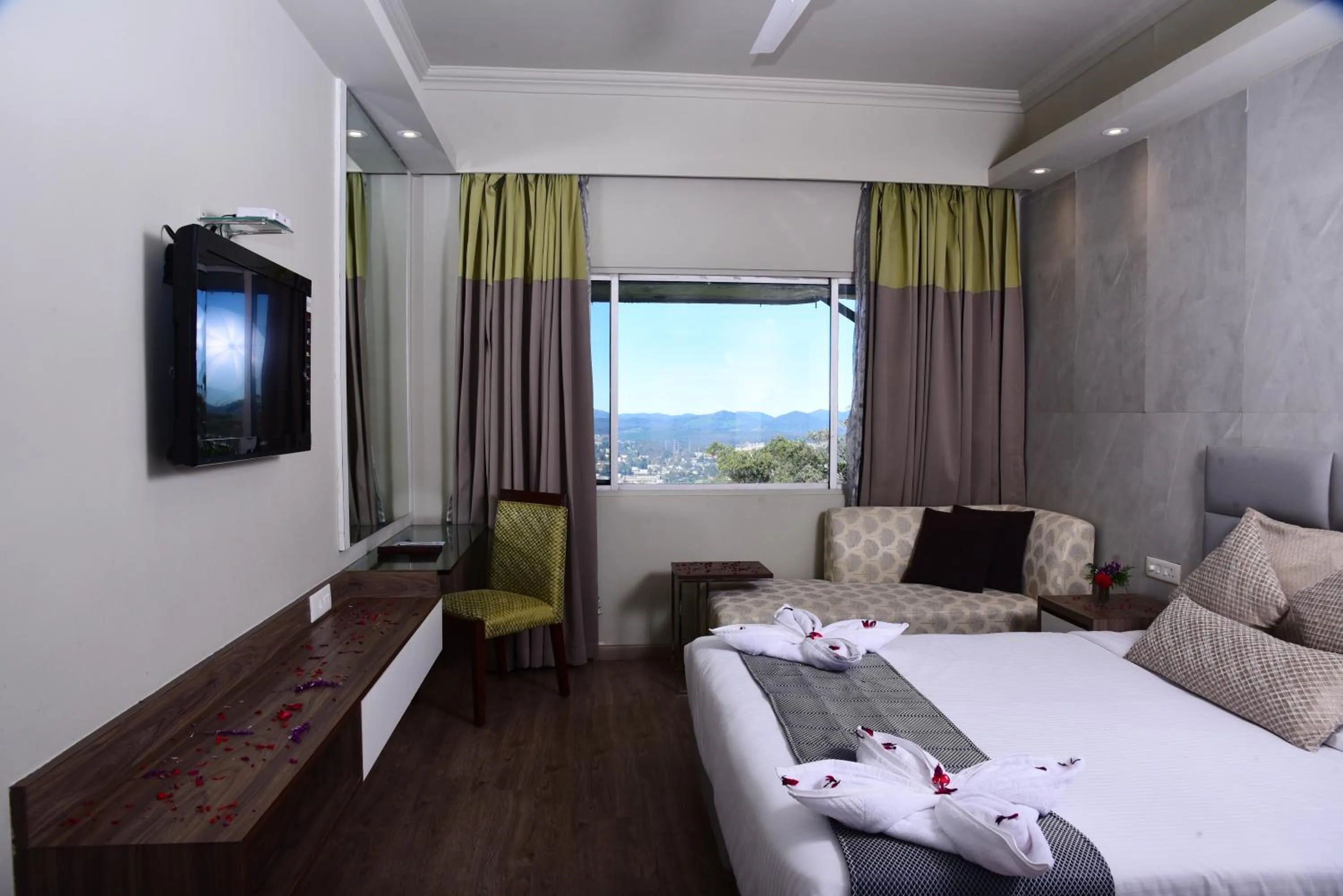 Photo of the whole room, Bed in Sinclairs Retreat Ooty
