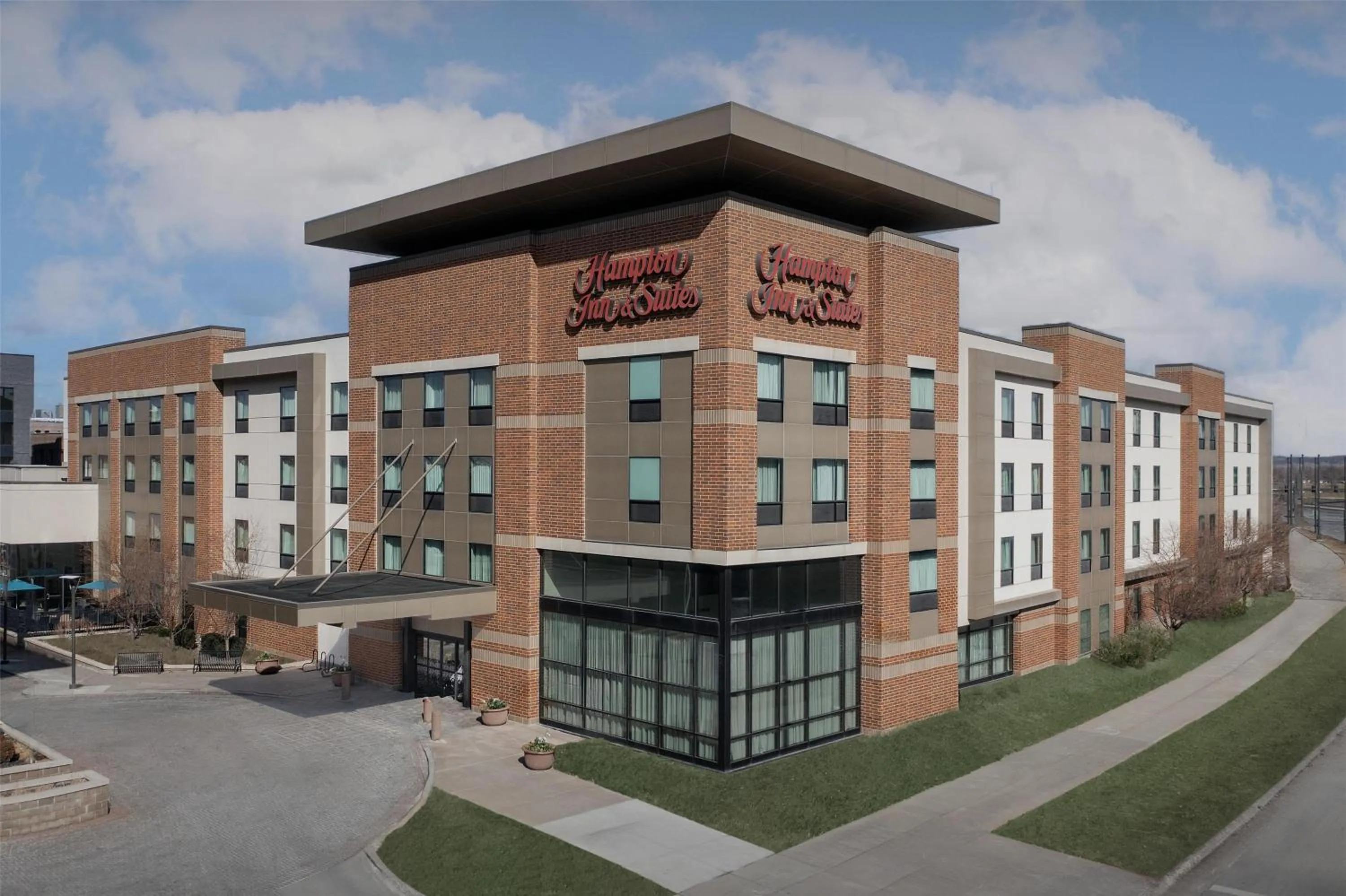 Property building in Hampton Inn & Suites Omaha-Downtown