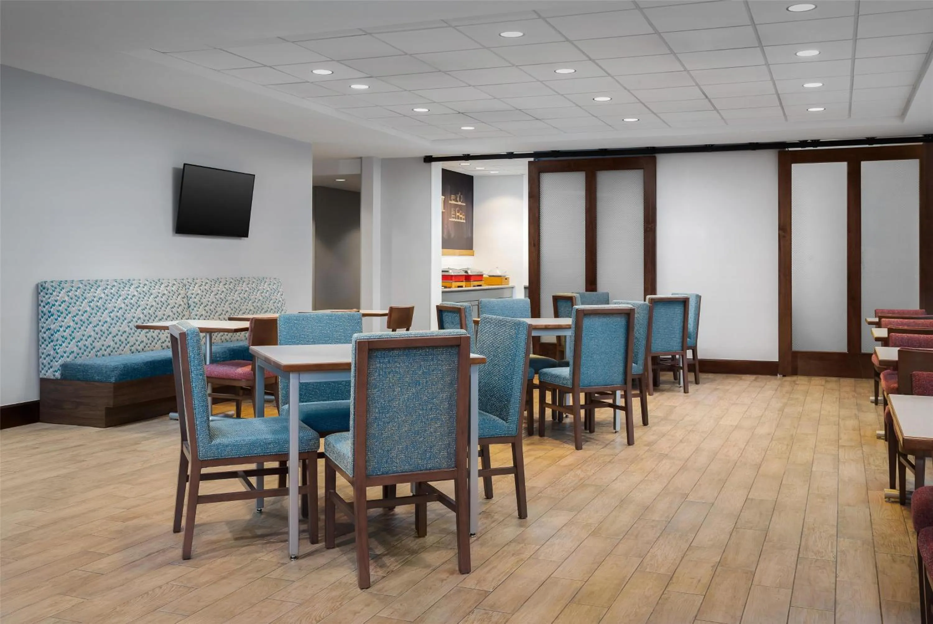 Breakfast in Hampton Inn & Suites Omaha-Downtown