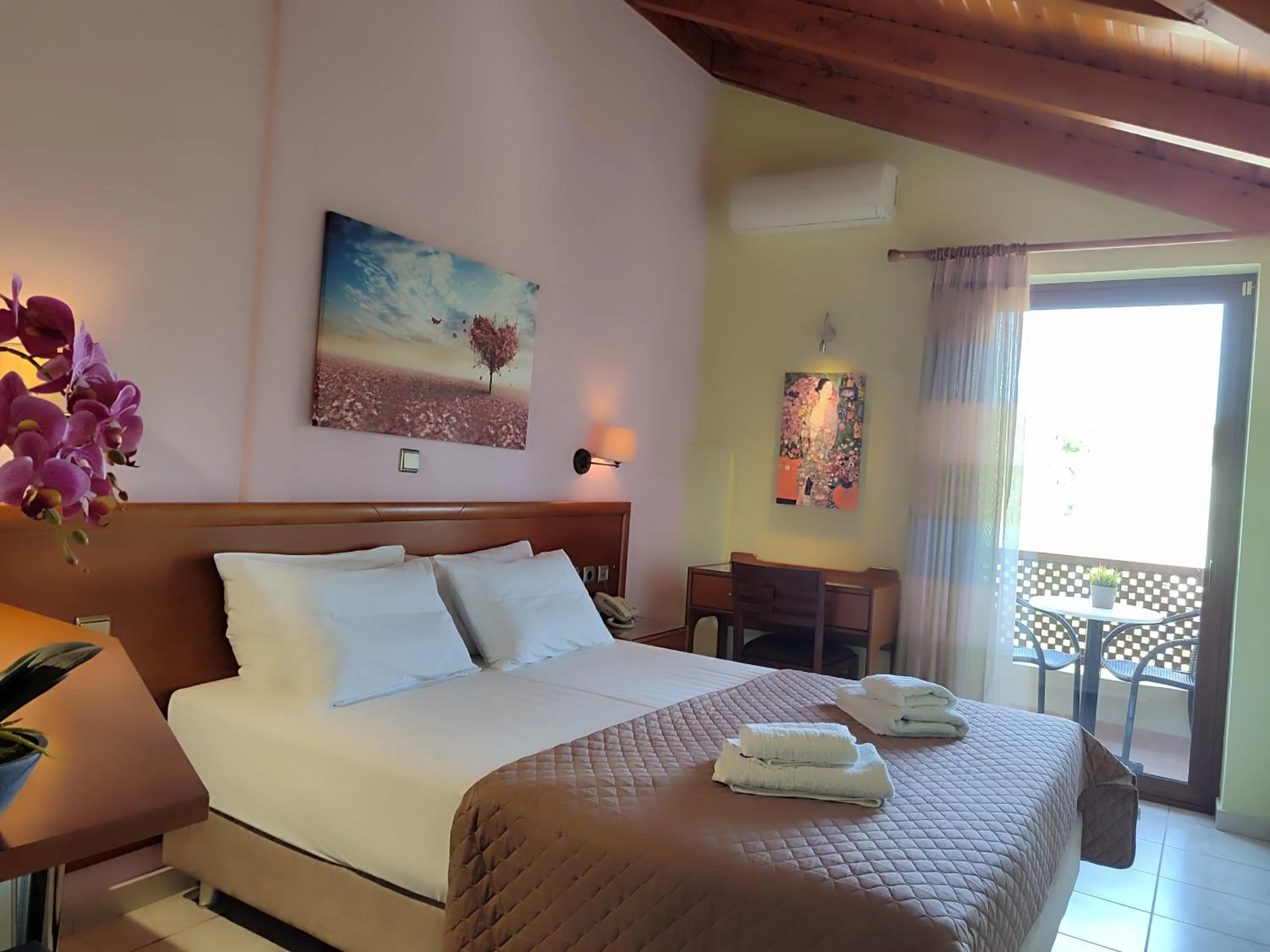 Bed in Hotel Prigipikon Suites and sofites