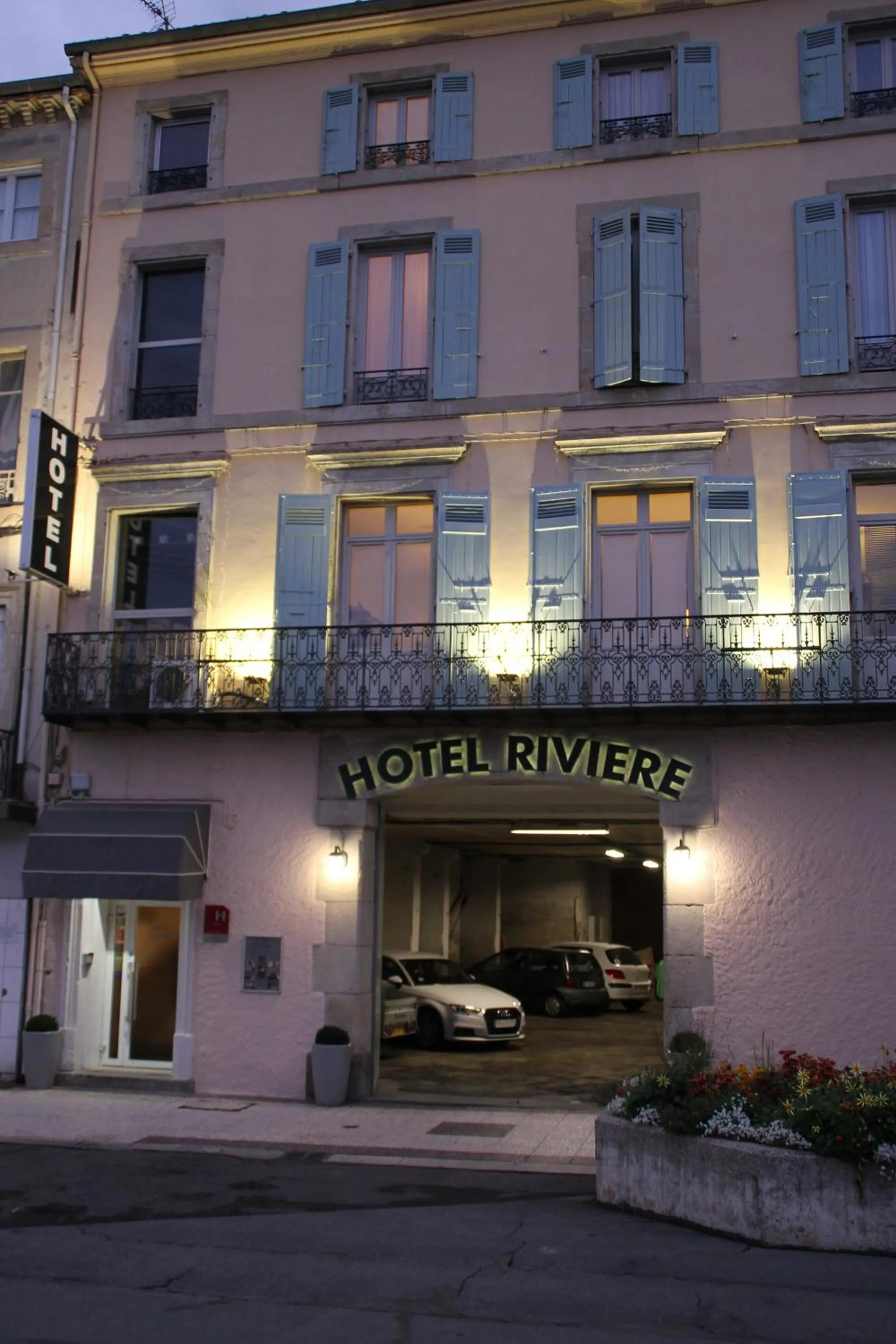 Property building in Hôtel Rivière