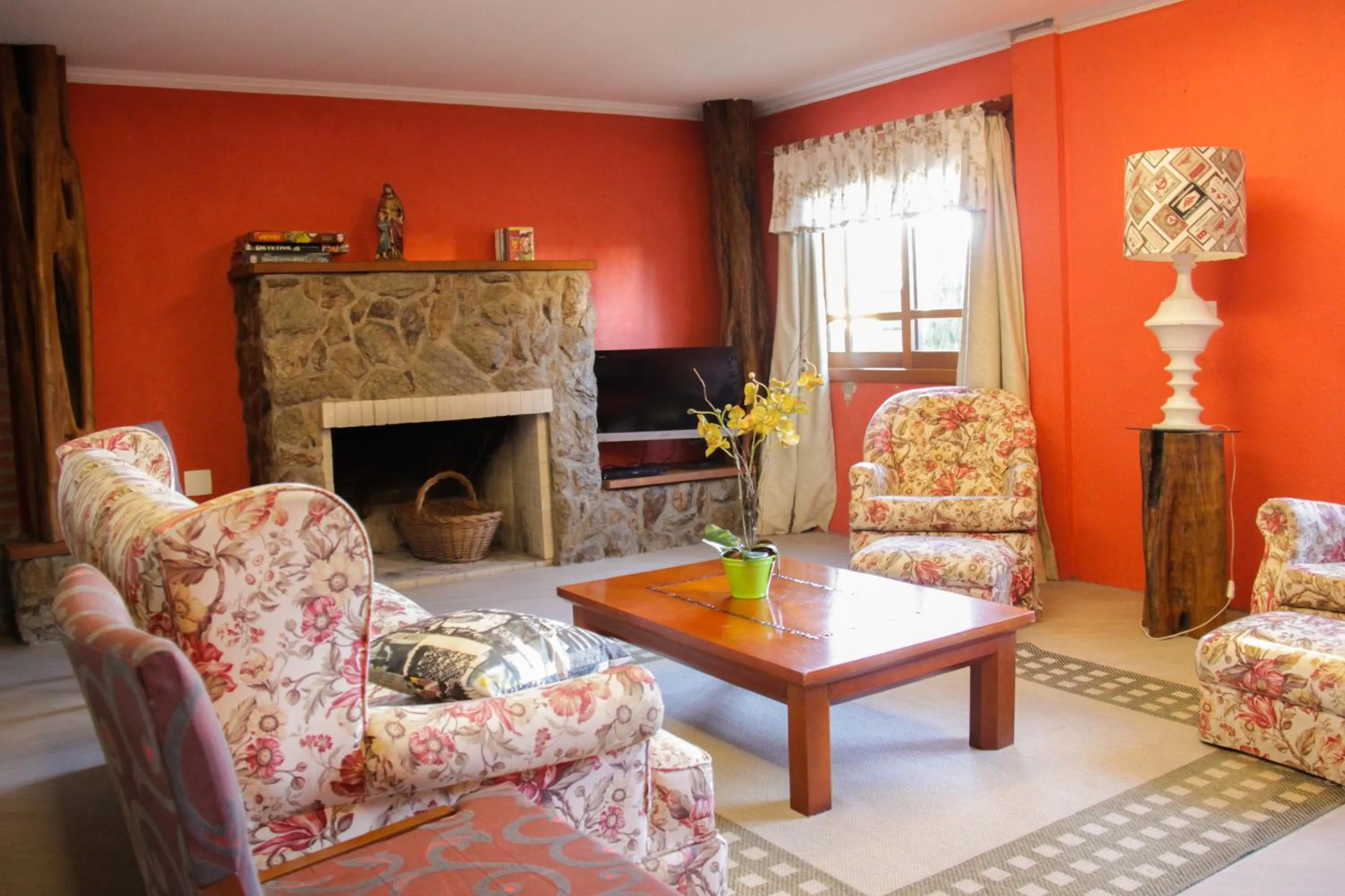 Communal lounge/ TV room in Hotel Aconchego da Serra
