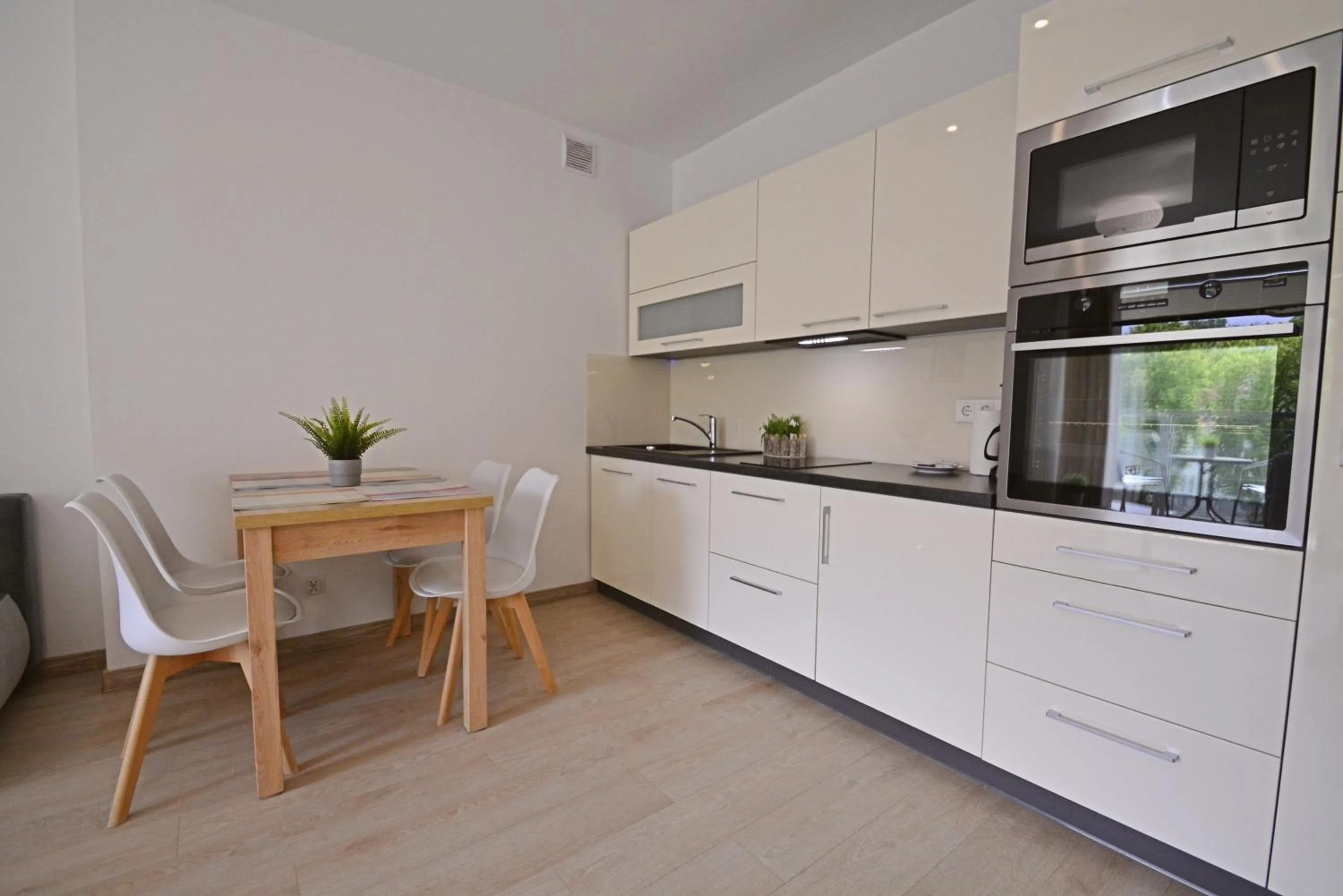 Kitchen or kitchenette in Osiedle Cesarskie Apartamenty - Parking - Apartamenty Bryza