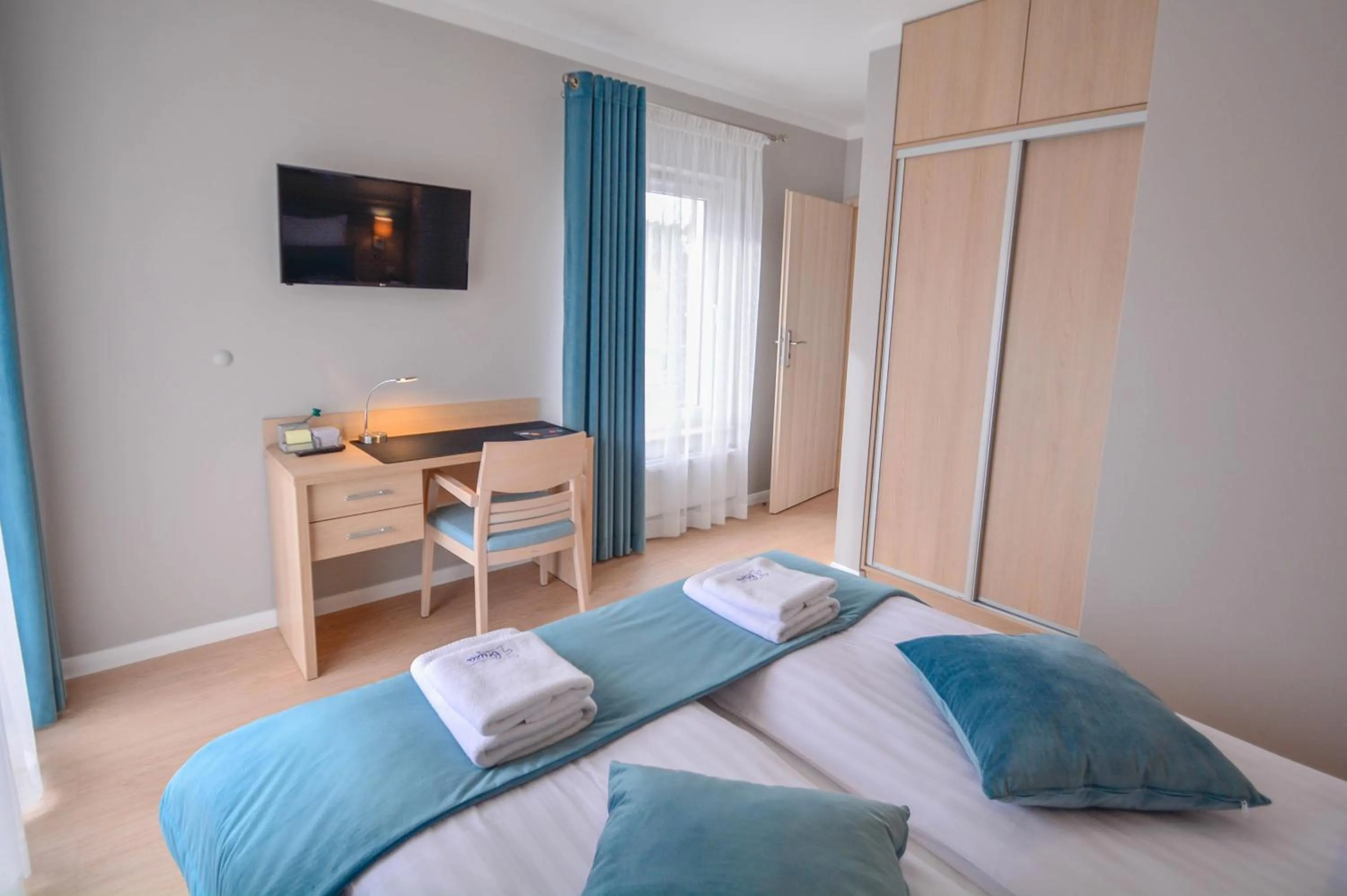 Bed in Osiedle Cesarskie Apartamenty - Parking - Apartamenty Bryza