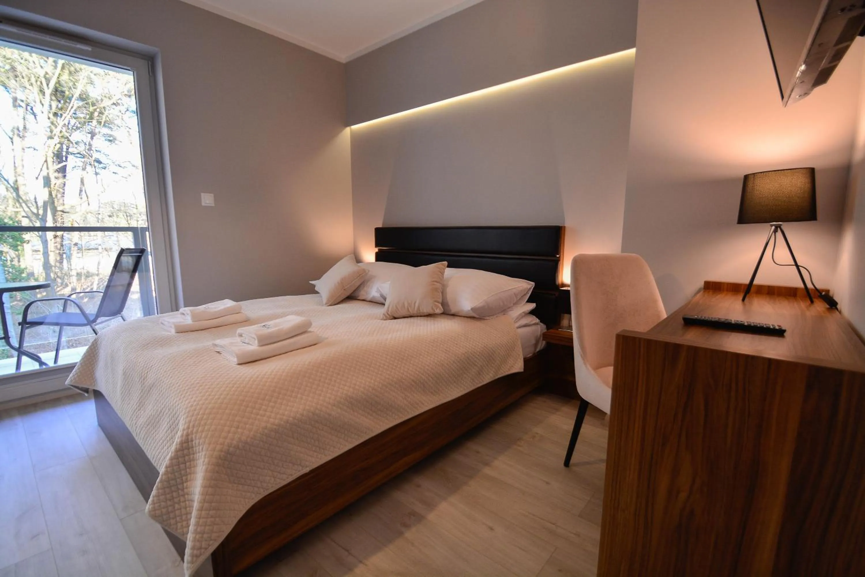 Bed in Osiedle Cesarskie Apartamenty - Parking - Apartamenty Bryza