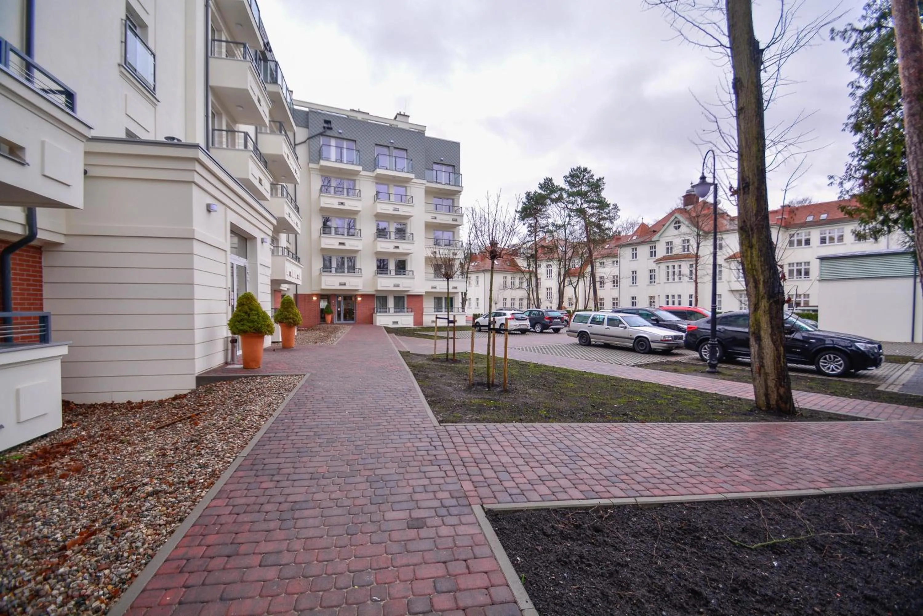 Property building in Osiedle Cesarskie Apartamenty - Parking - Apartamenty Bryza