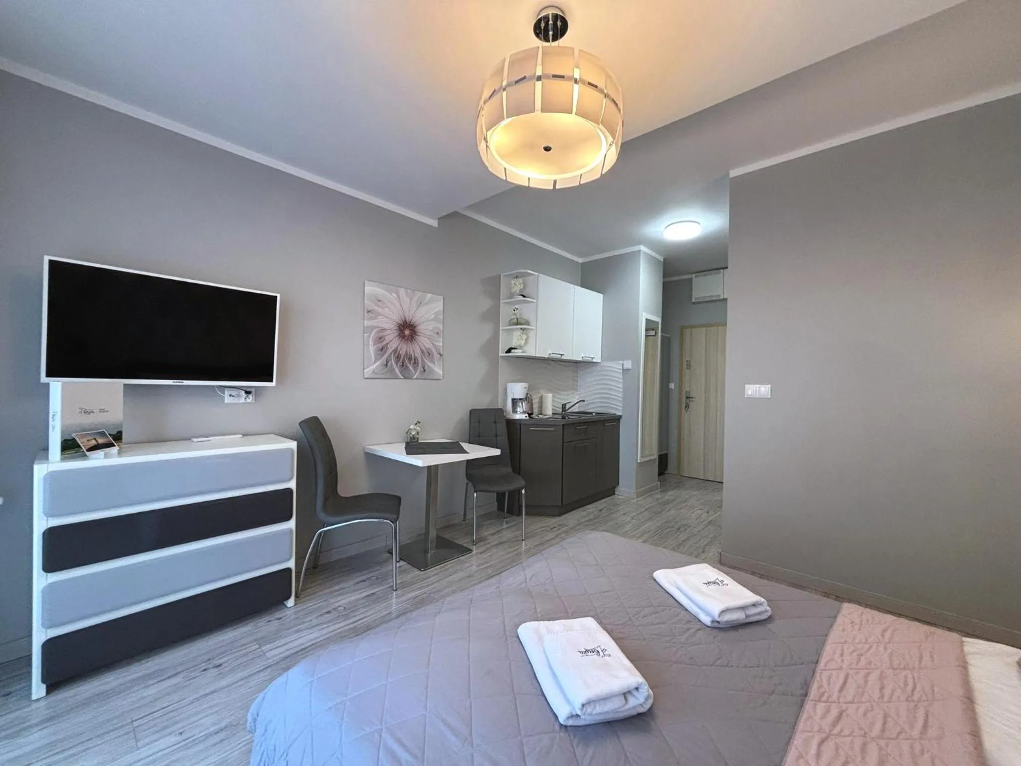 Bed in Osiedle Cesarskie Apartamenty - Parking - Apartamenty Bryza